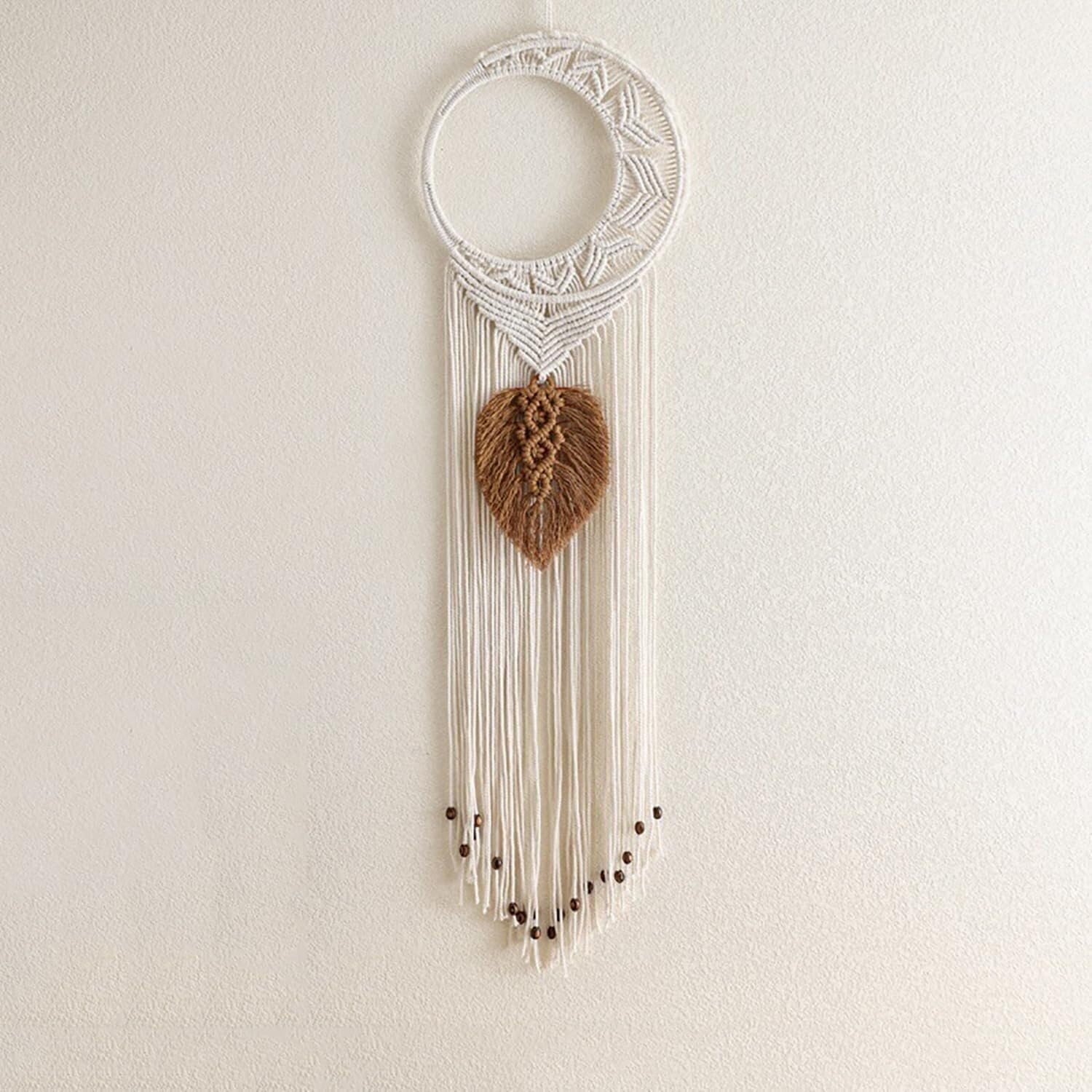 Macramé para colgar en la pared que elimina la frialdad de los salones modernos