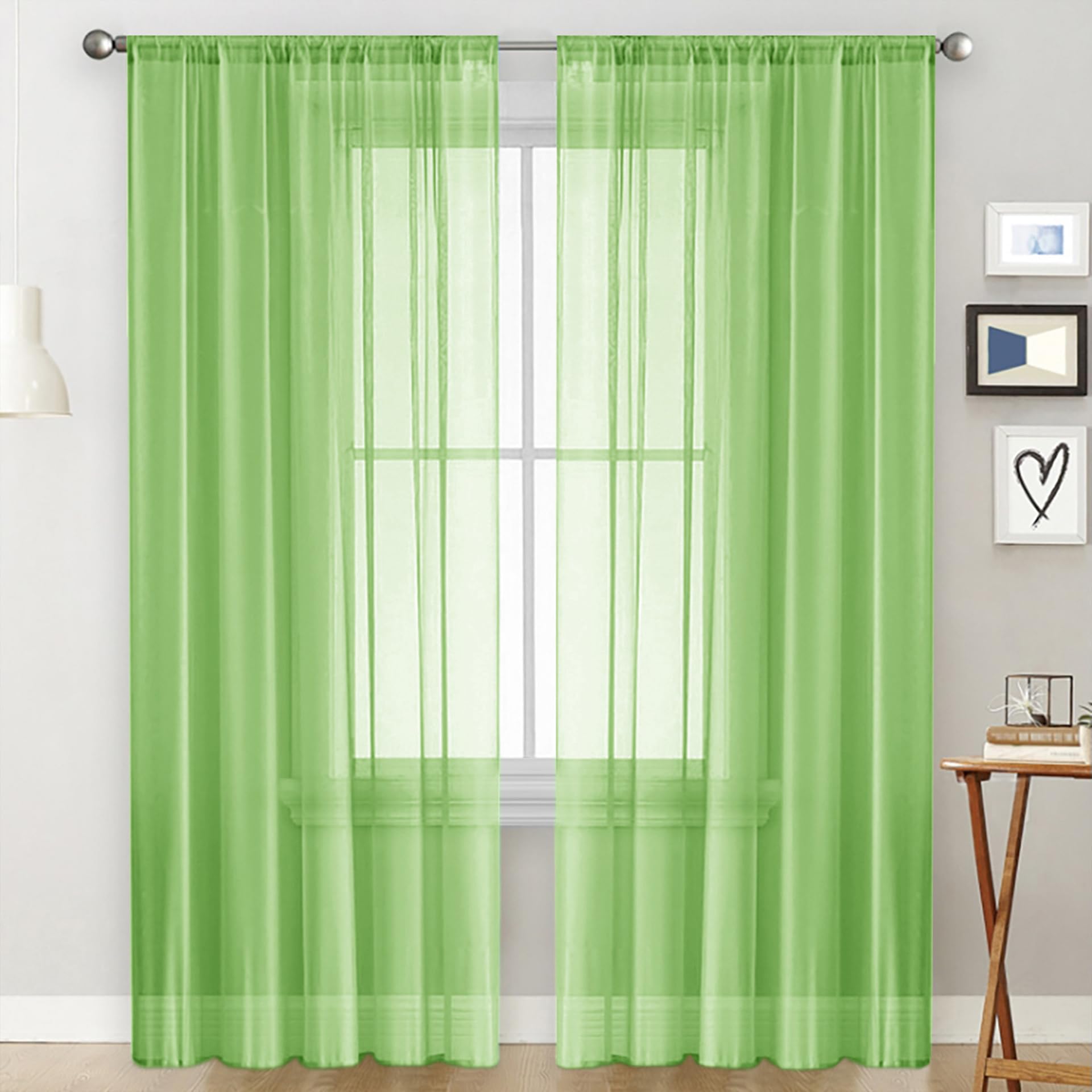 Rideau voilage vert 240 cm de haut pour illuminer un salon cosy et moderne