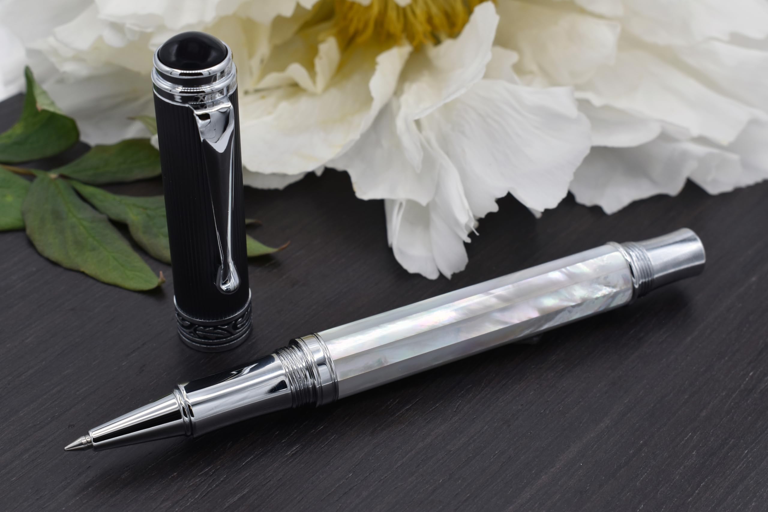Xezo Bolígrafo roller Maestro hecho a mano, punta fina. Madreperla blanca iridiscente de origen oceánico con carbono similar al diamante PVD. Numerado, cada bolígrafo es único
