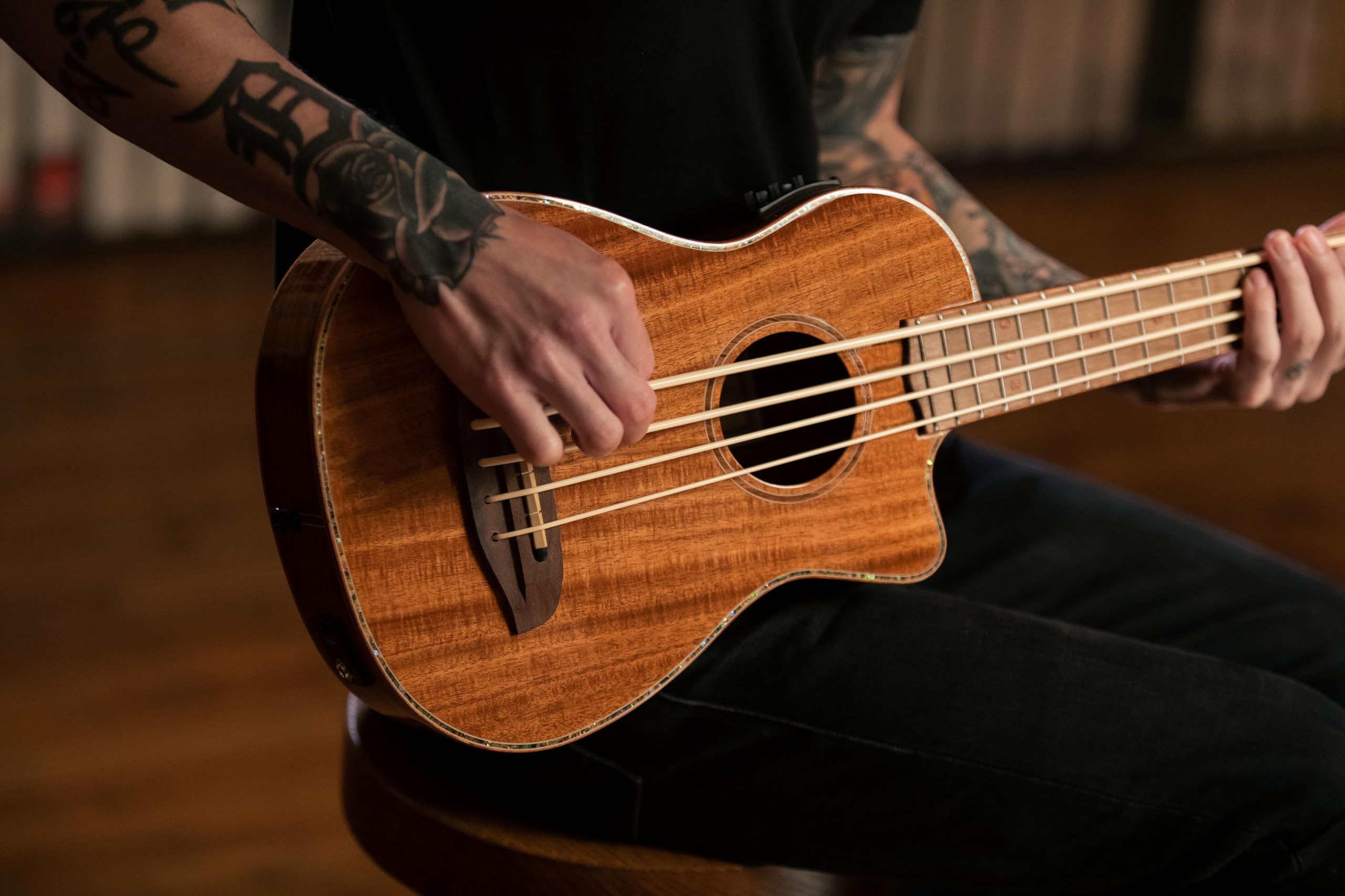 Ortega Guitars Travel Bass electro-acústico - Serie Lizard - Ukelele bajo - incluye Gigbag - Acacia, Mahagony (CAIMAN-BS-GB)