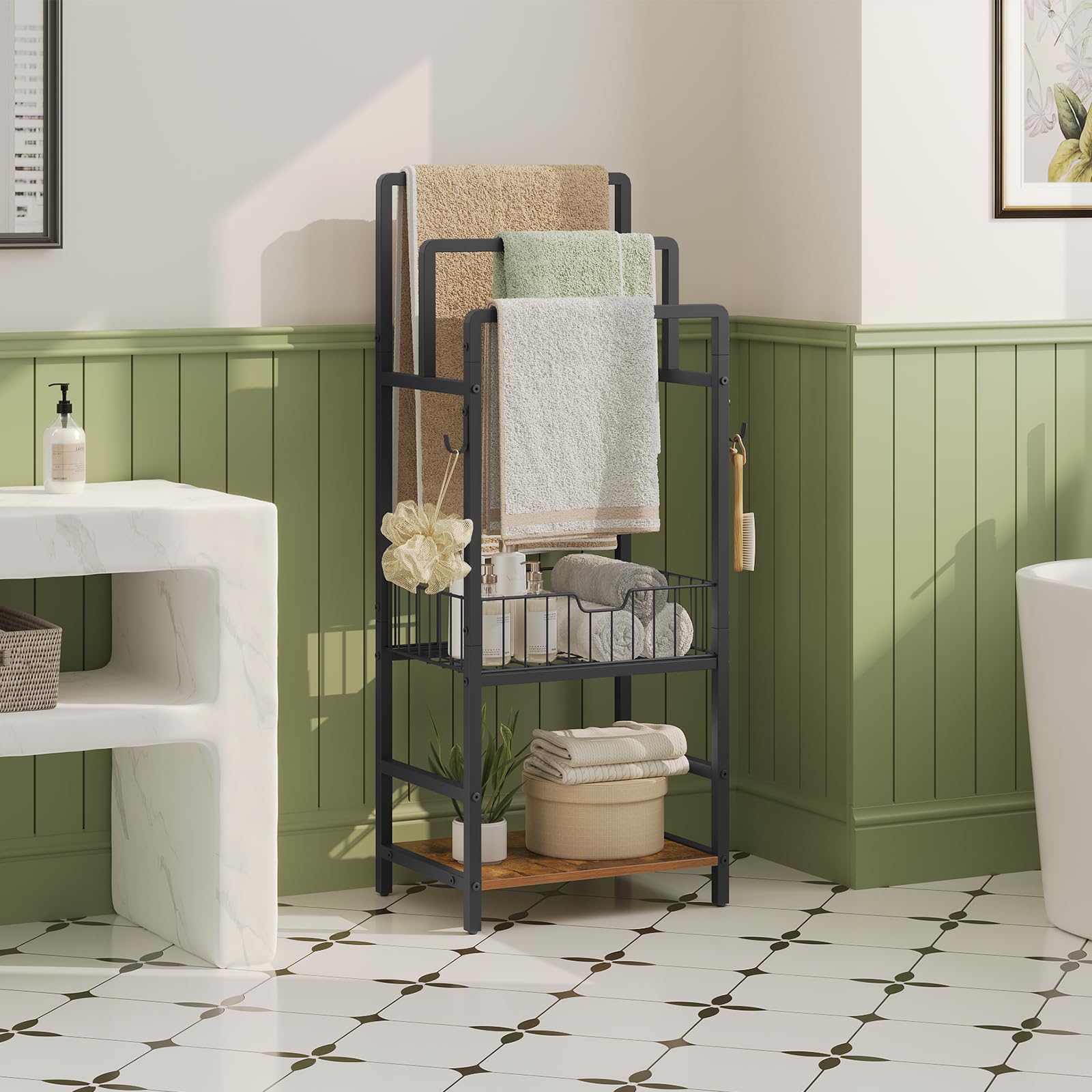 HOOBRO Porte-Serviettes sur Pied avec 3 Barres Métalliques, Panier de Rangement et Étagère, Porte-Couverture avec 1 Crochet, pour Salle de Bain, Buanderie, Marron Rustique et Noir EBF13LB01