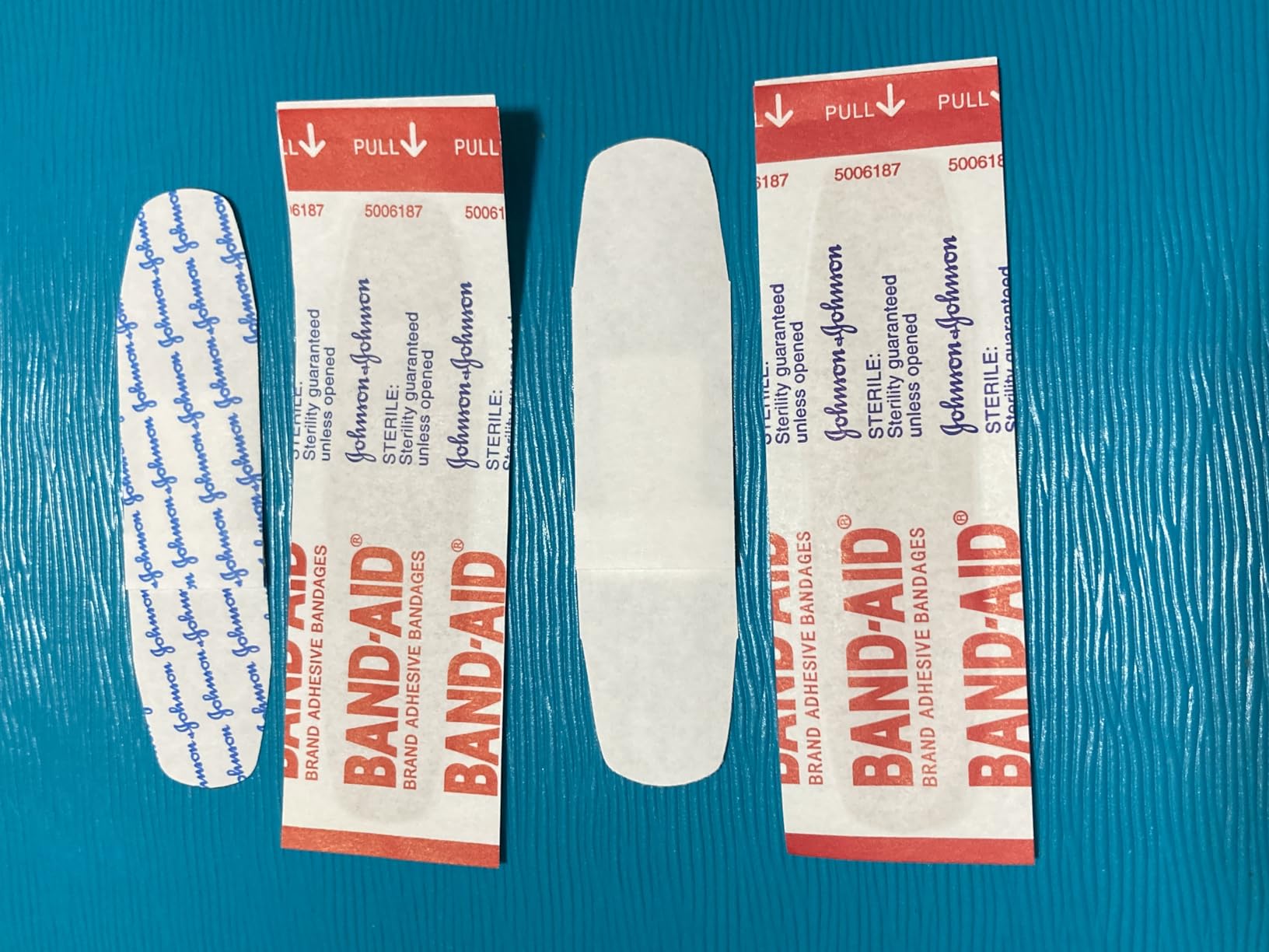 Amazon | BAND-AID(バンドエイド) 救急絆創膏 肌色タイプ スタンダードサイズ 50枚 | BAND-AID(バンドエイド