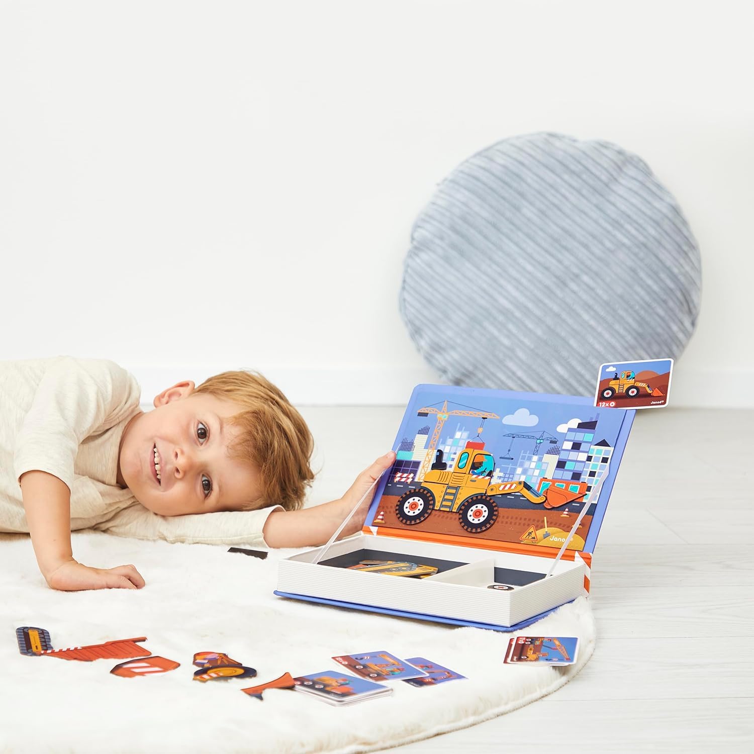 Janod Magnéti'Book Véhicules du Chantier, Gioco Magnetico educativo 50 magneti + 18 Modelli, Giocattolo in Cartone FSC per Bambini, Sviluppa la destrezza e l'immaginazione, da 3 Anni, J02526