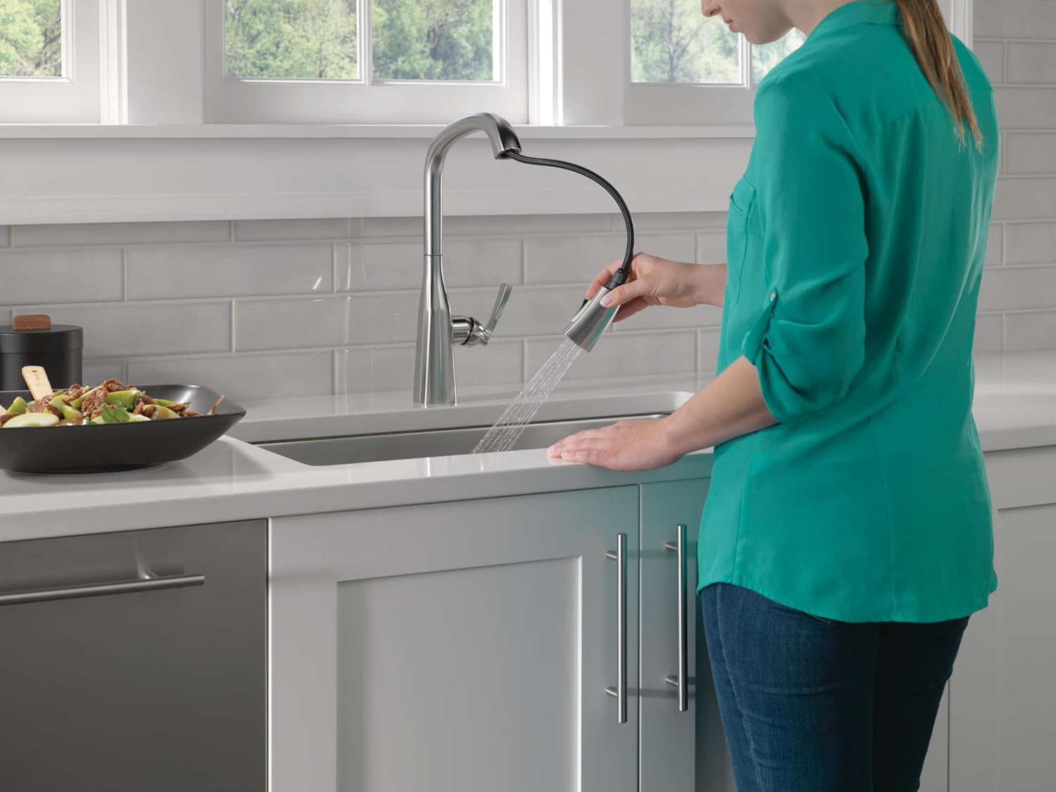 Delta Faucet Stryke Brushed Nickel Kitchen Faucet, Kitchen Faucets with Pull Down Sprayer, Kitchen Sink Faucet, Faucet for Kitchen Sink, Magnetic Docking, Lumicoat Arctic Stainless 9176-AR-PR-DST
