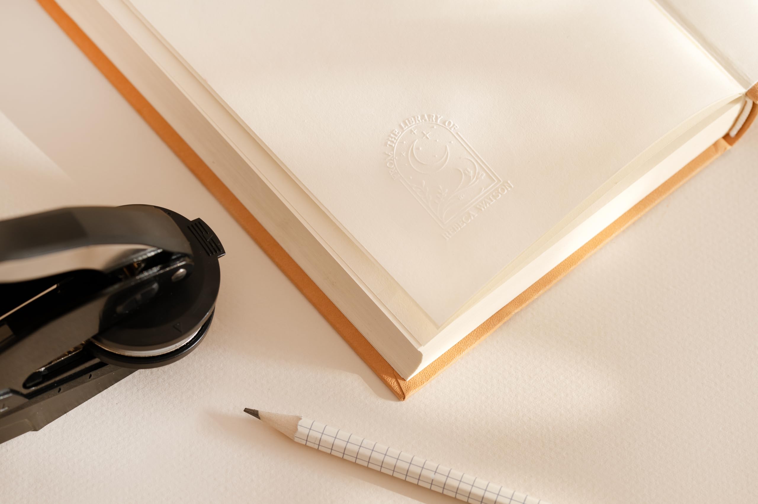 Stamp by Me – Sello para Libros en Relieve Personalizado | Marcador en Seco Elegante | Diámetro de 40 mm | 5 Diseños Personalizables con Nombre | Embosador de Libros Ex Libris | Tamaño 10 x 10 cm