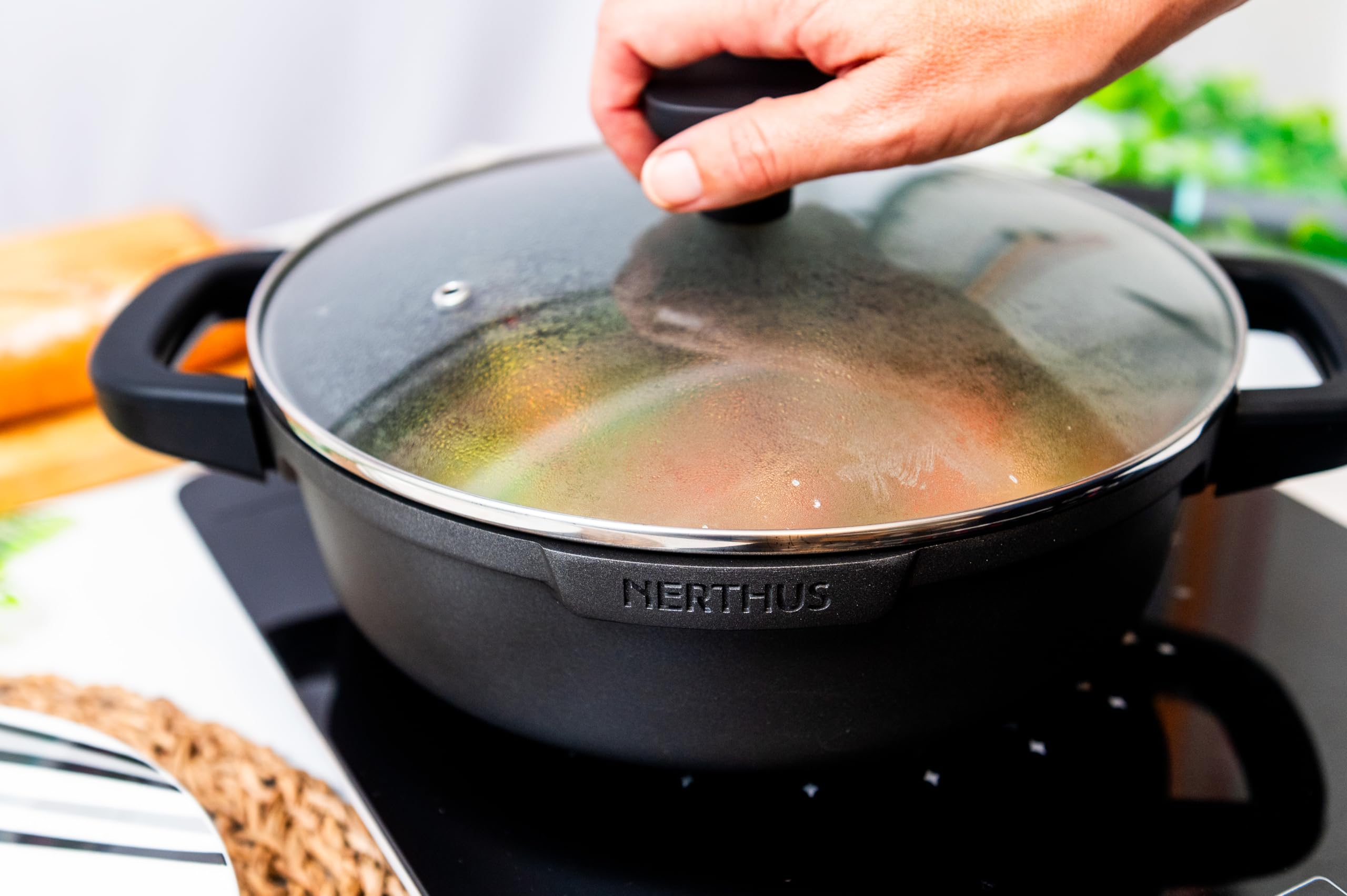 Nerthus FIH 1559 niski garnek z odlewanego aluminium z powłoką nieprzywierającą quantanium odpowiedni do indukcji gazu i płyty ceramicznej szklana pokrywka z zaworem i zdejmowane silikonowe uchwyty