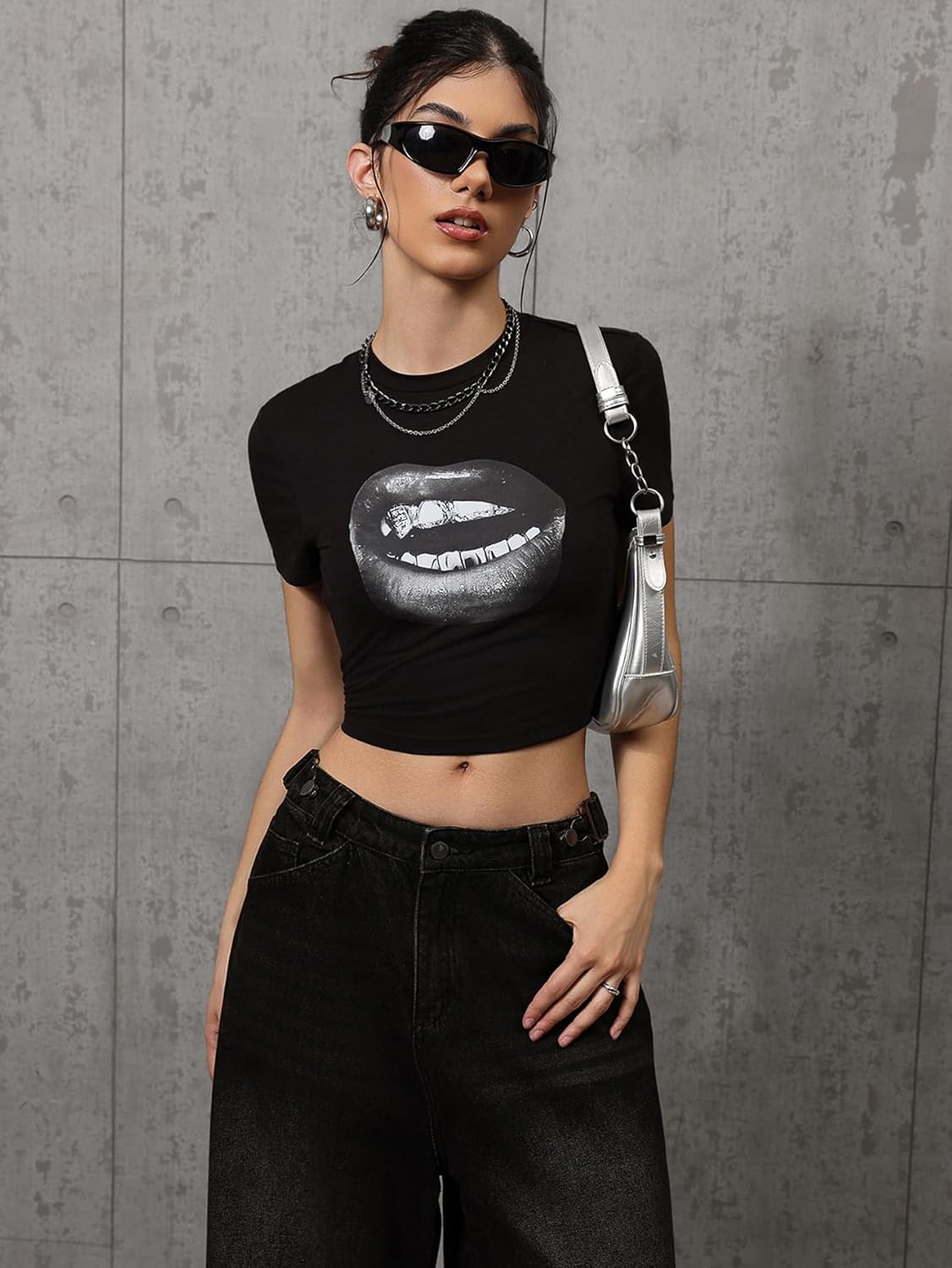 WDIRARA Women's Graphic Lip Print Crop Tee Shirt Round Neck Short Sleeve T-Shirt Slim Fit Top - Image 5