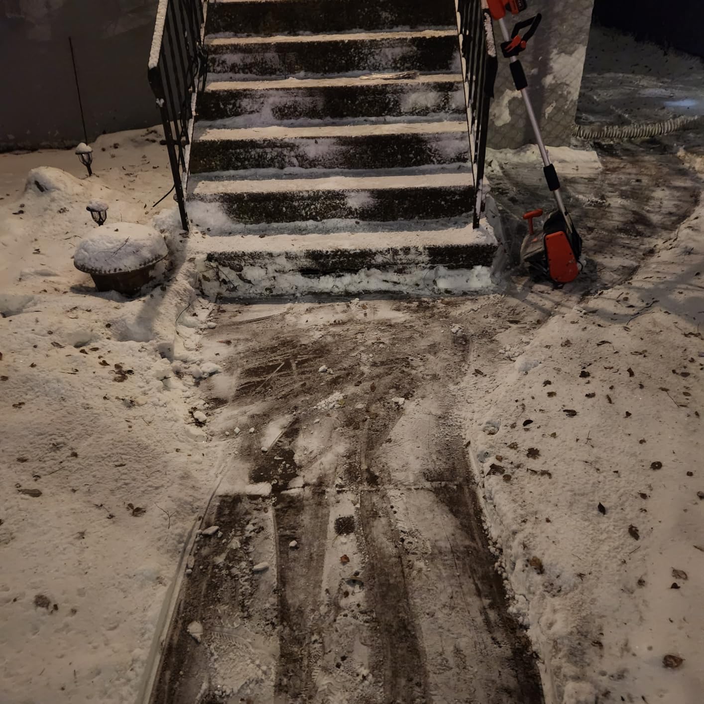 VOLTASK Cordless Snow Shovel, 24V | 13-Inch | 4-Ah Cordless Snow Blower, Battery Snow Blower with Directional Plate & Adjustable Front Handle (4-Ah Battery & Quick Charger Included) photo review