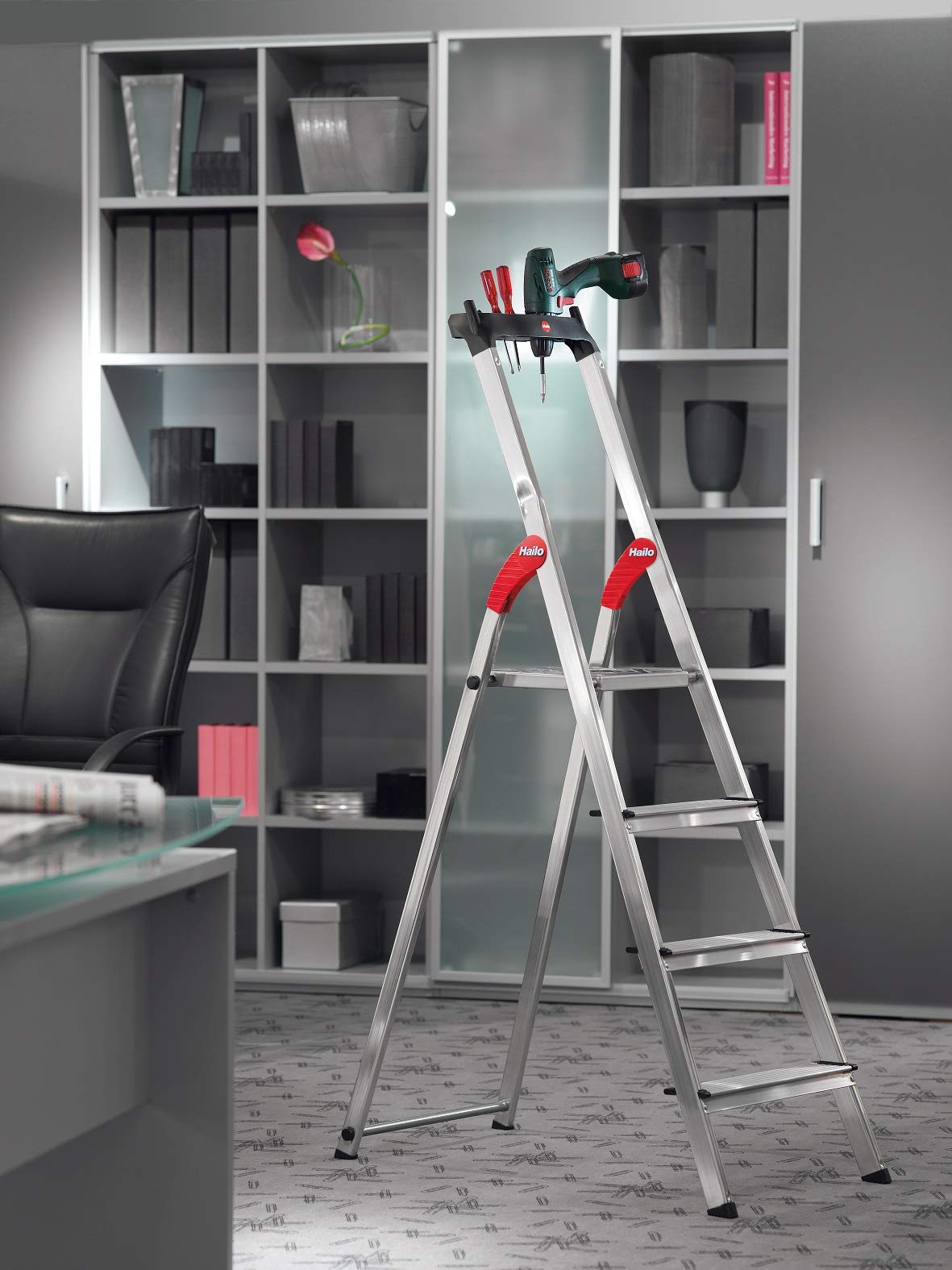 Hailo XXL - Escalera doméstica de aluminio, peldaños extra anchos, bandeja multifuncional, gancho para cubo y pinza para cable (6 peldaños)