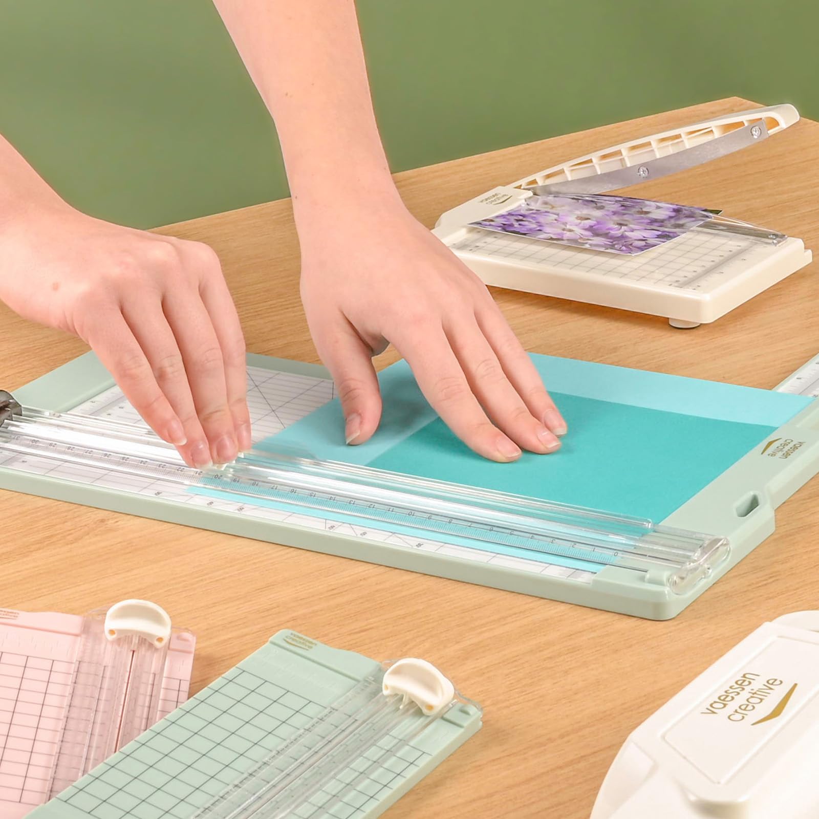Vaessen Creative Papierschneider Mit Falzbrett 15x30,5cm, Mintgrün, für Scrapbooking und Karten Basteln