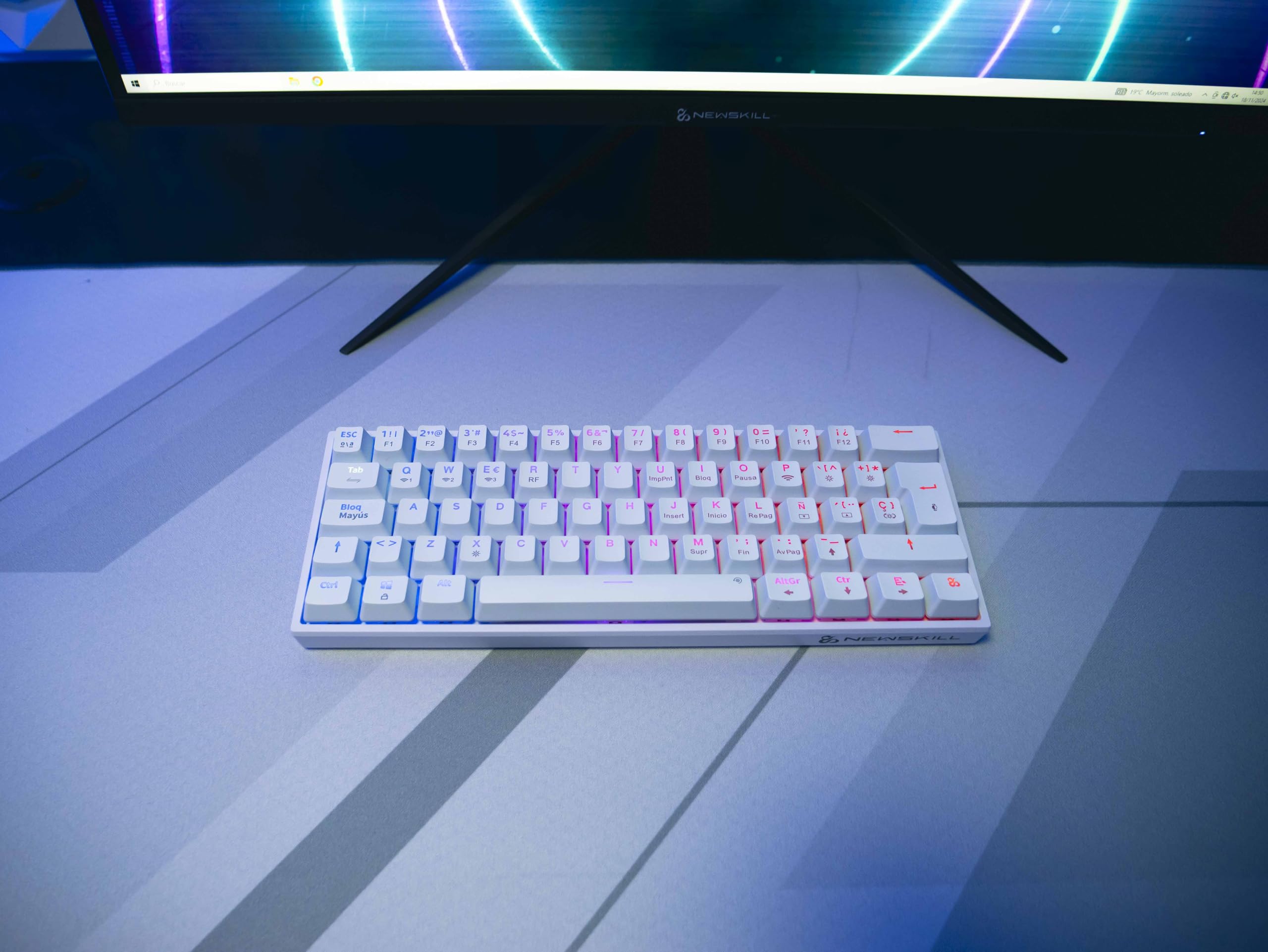 NEWSKILL Pyros V2 Teclado Gaming 60% RGB inalámbrico/Bluetooth/Cable Outemu Red Hotswap - Color Blanco