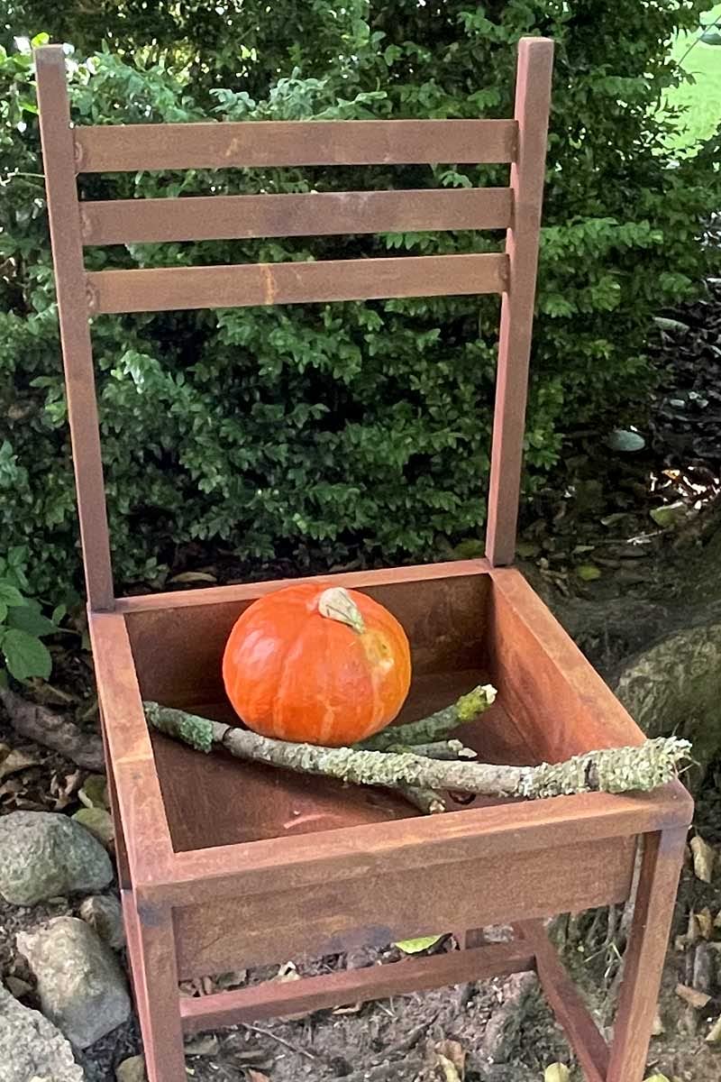 KUHEIGA Stuhl zum Bepflanzen aus Metall,H: 90cm, Edelrost Stuhl Garten, Pflanzstuhl Garten Metall
