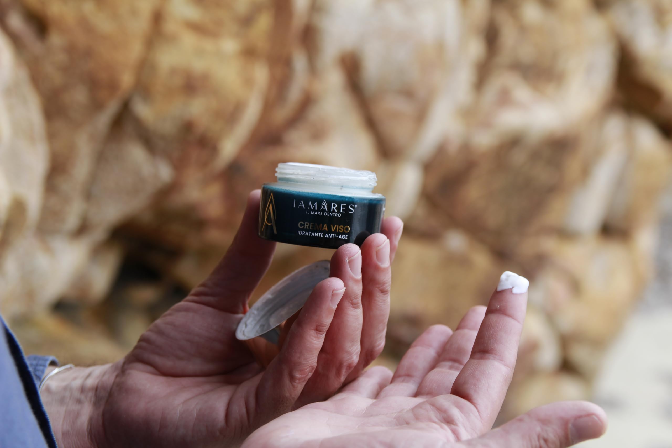 IAMARES Crema Viso Idratante Anti-Age Antiossidante con 40% Pura Acqua di Mare della Sardegna. Ideale Pelli Sensibili, Senza Profumo, Antirughe e Stimolante del Rinnovo Cellulare - 50ml