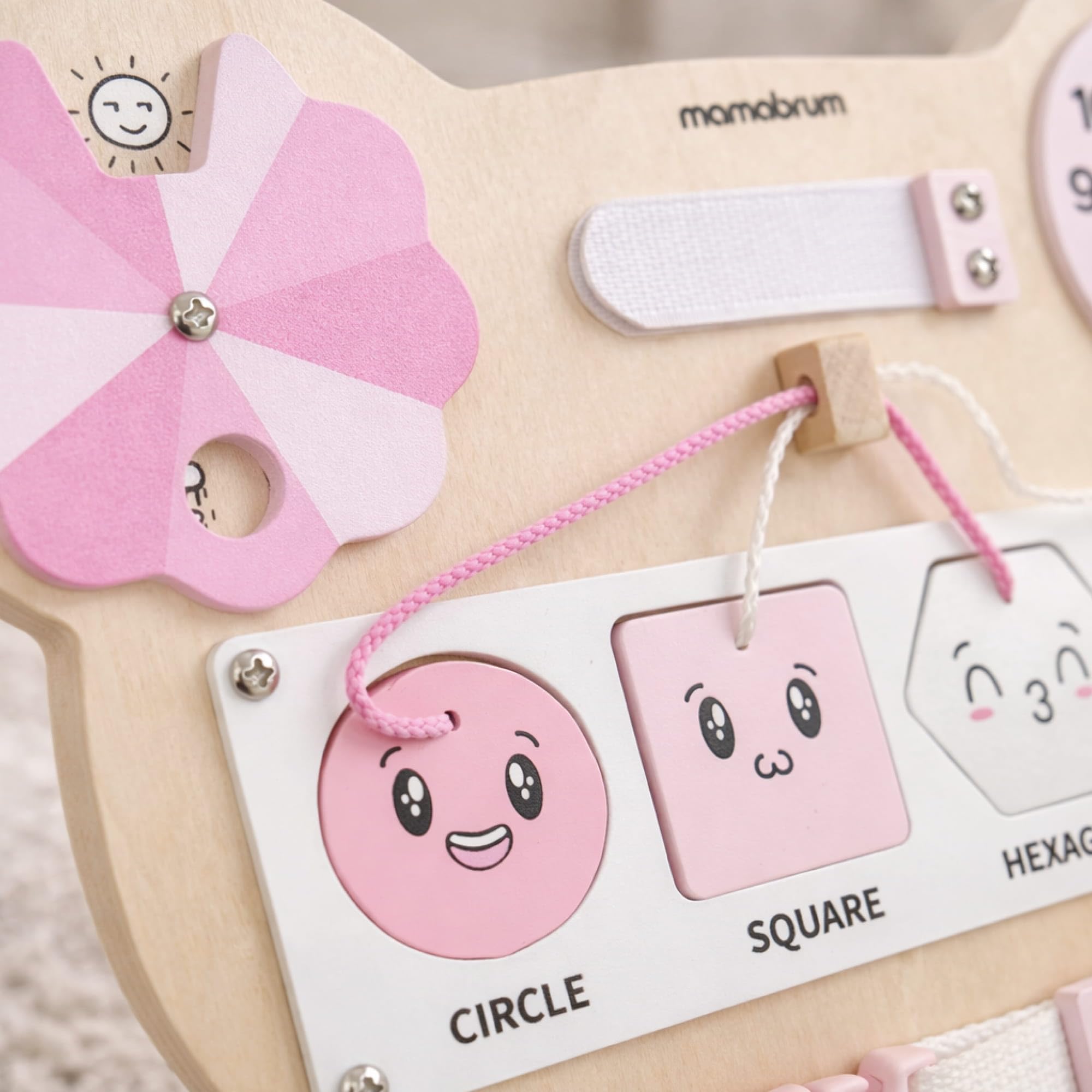 mamabrum Orsacchiotto sensoriale in Legno, 10 in 1, Giocattolo educativo Montessori per Bambini, Naturale/Rosa, abilità motorie e creatività, 29,8 × 39 × 7 cm