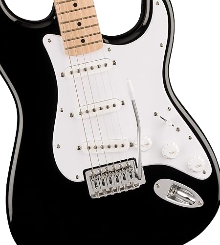 Vista 50 de Fender Squier Sonic Stratocaster HSS - Paquete negro con amplificador, sintonizador, correa, cable, púas y DVD de guitarra Austin Bazaar