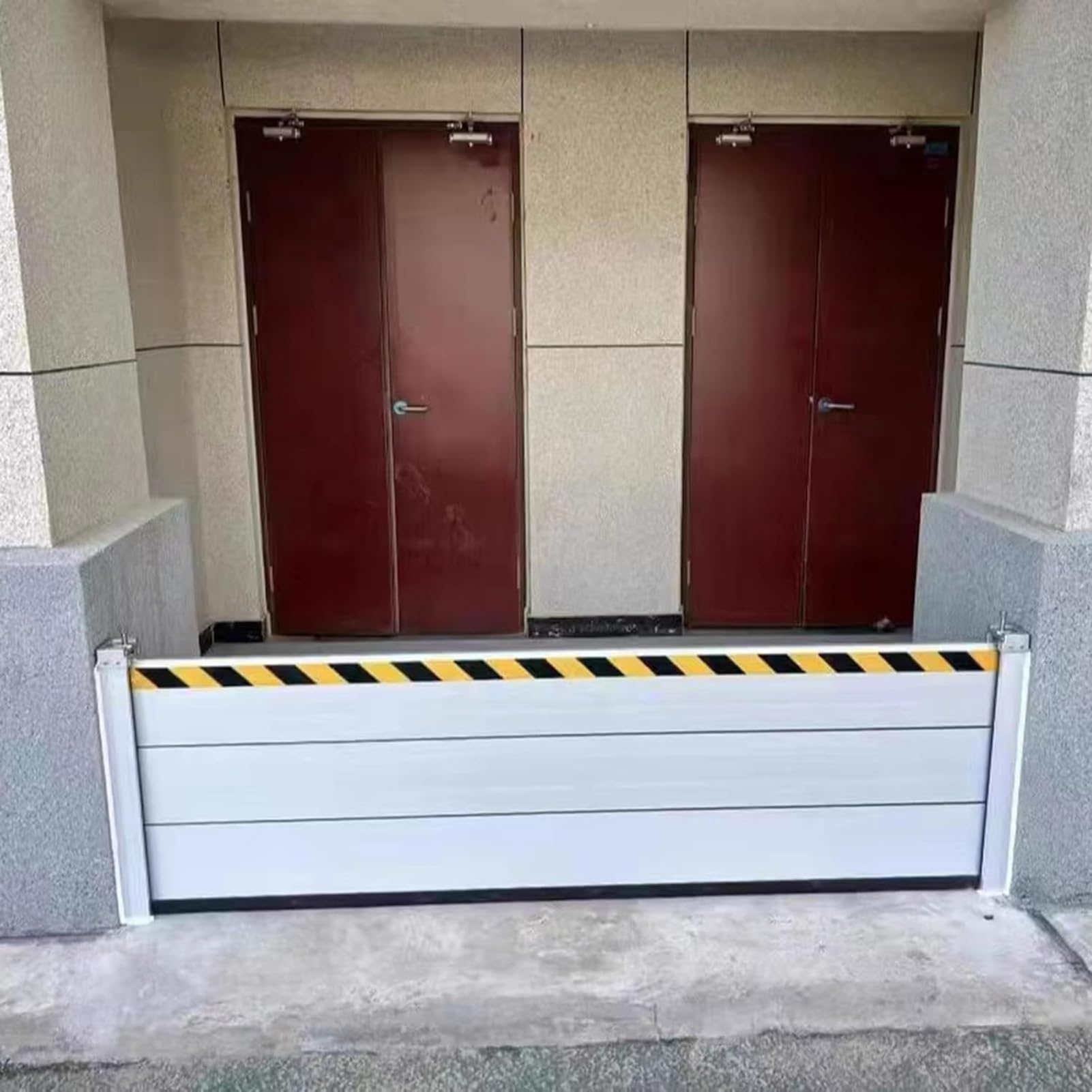 Barrière anti-inondation de garage pour protéger votre maison des pluies torrentielles