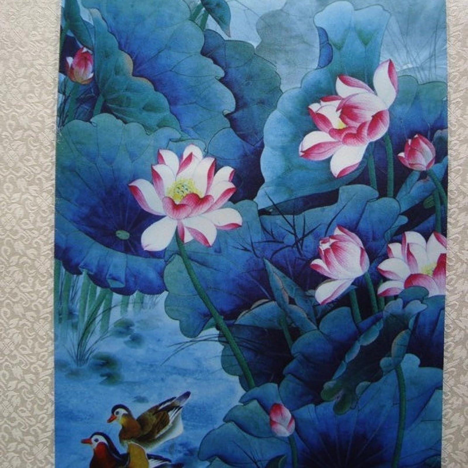 Lotus Seidenmalerei Schriftrolle Mit Brokatrahmen - Asiatische Wanddekoration Für Wohnzimmer & Büro