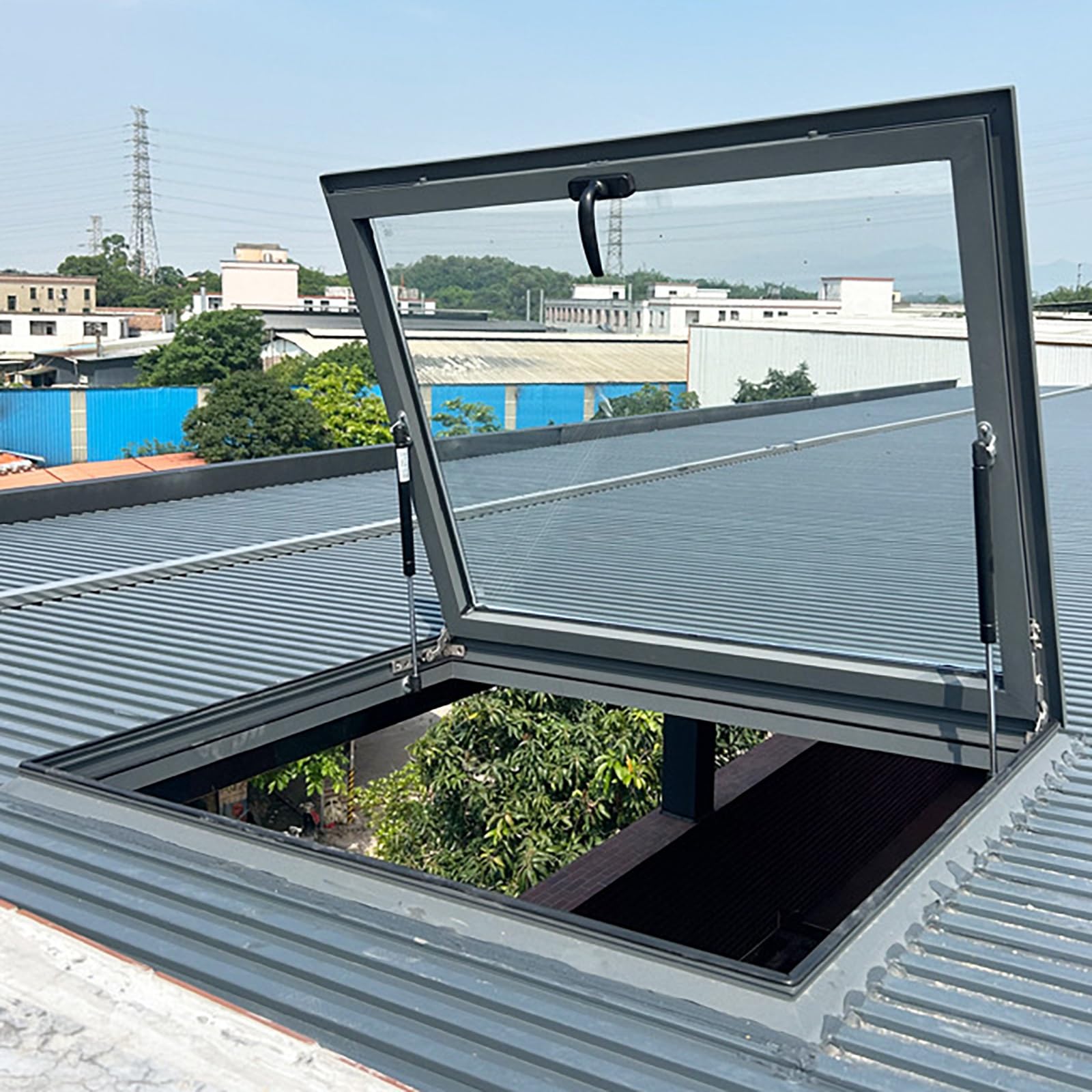Okno dachowe do skośnych płaskich dachów świetlików z dwuwarstwową hartowaną szybą ze stopu aluminium do piwnicy / poddasza ręcznie obsługiwany świetlik