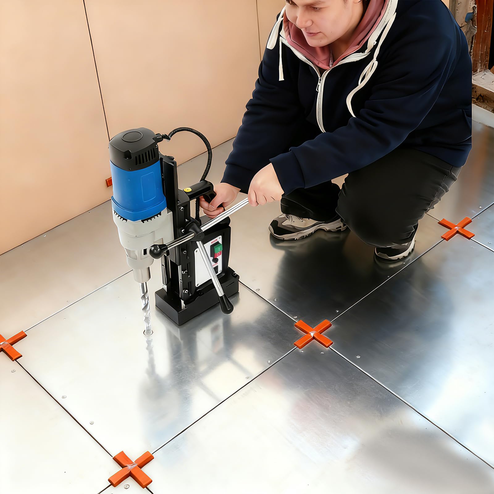 1680W Industrielle Magnetbohrmaschine Professionelles Magnetbohrgerät Komplettset mit Zubehör und Ersatzsicherungen für maximale Arbeitssicherheit auf Baustellen