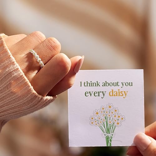 Miniatura 5 de Story Jewellery Thinking Of You - Anillo para mujer, diseño de margaritas con texto en inglés "I Think About You Every Daisy", anillos chapados en