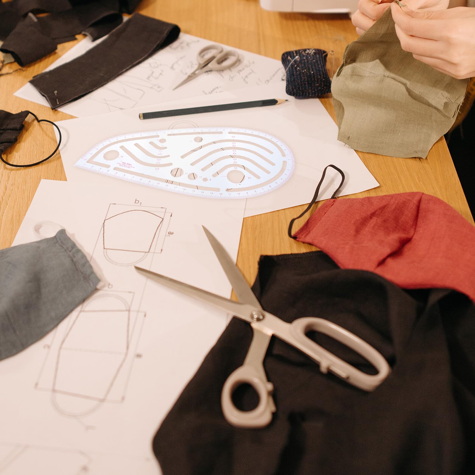 24 Stück Teiliges Maßstab aus flexiblem Kunststoff Professionelles Französisches Kurvenlineal für präzises Schneiden, Maßnehmen und Musterzeichnen für Schneiderhandwerk, Designer