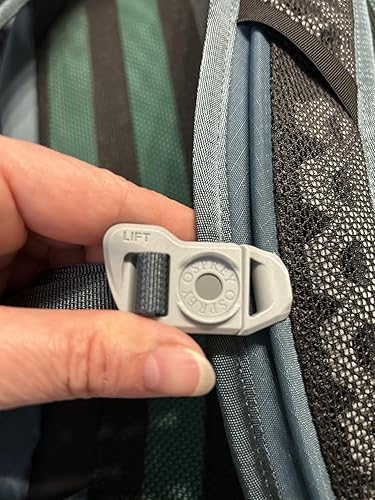 OUTSTANDING DAY HIKE PACK with water bladder system included
