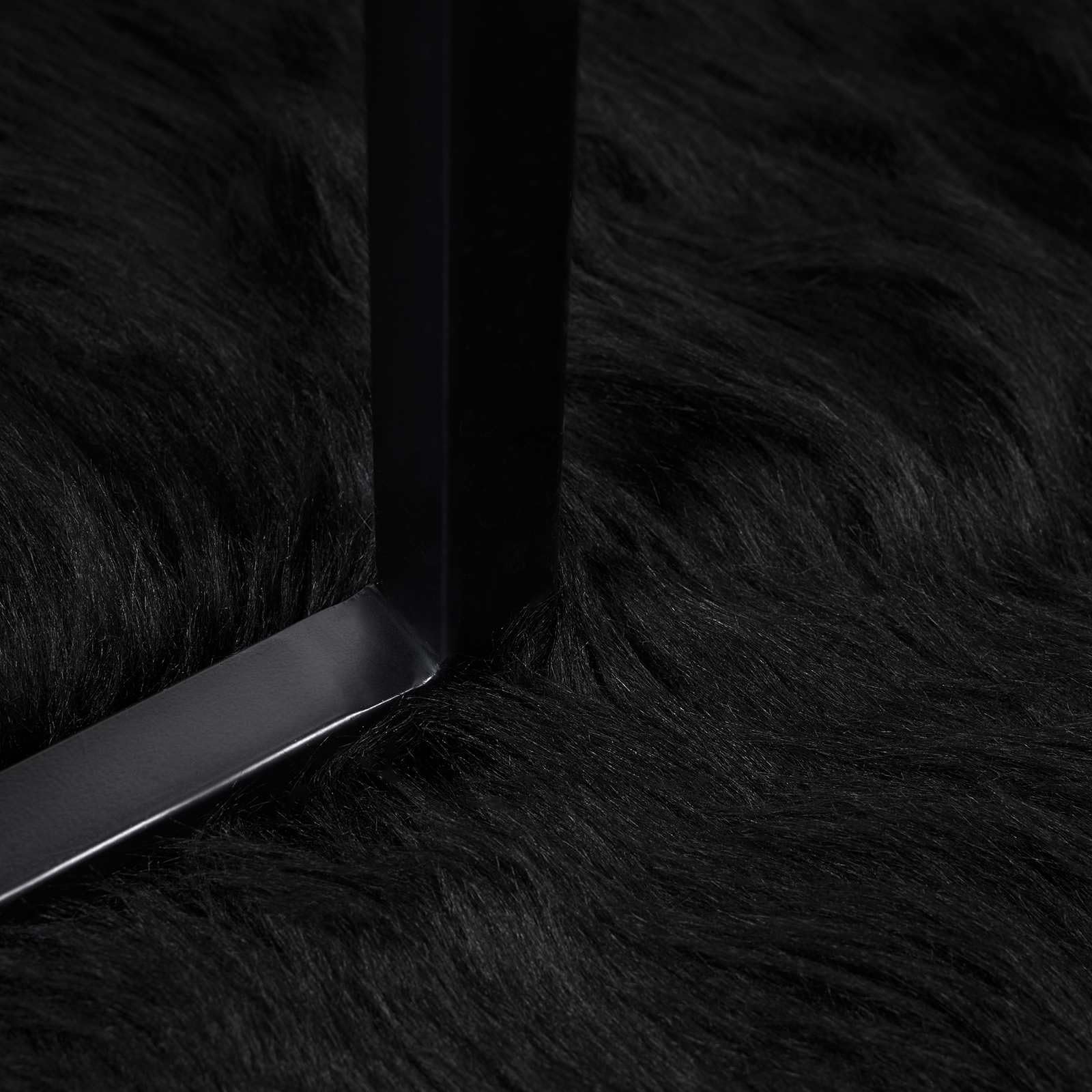 Kunstschaffell Teppich TAFALLA Schwarz 80x200 cm - Flauschiger Kunstfell Läufer für Wohnzimmer und Schlafzimmer - Weicher Hochflor Teppich aus Polyester - Gemütliche Wohndeko