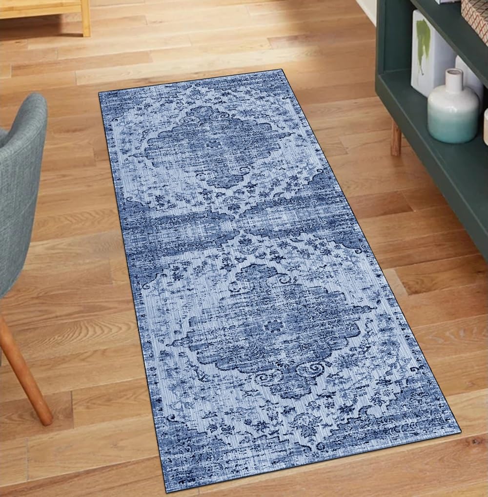 Alfombra bohemia azul para transformar el pasillo de casa con calidez
