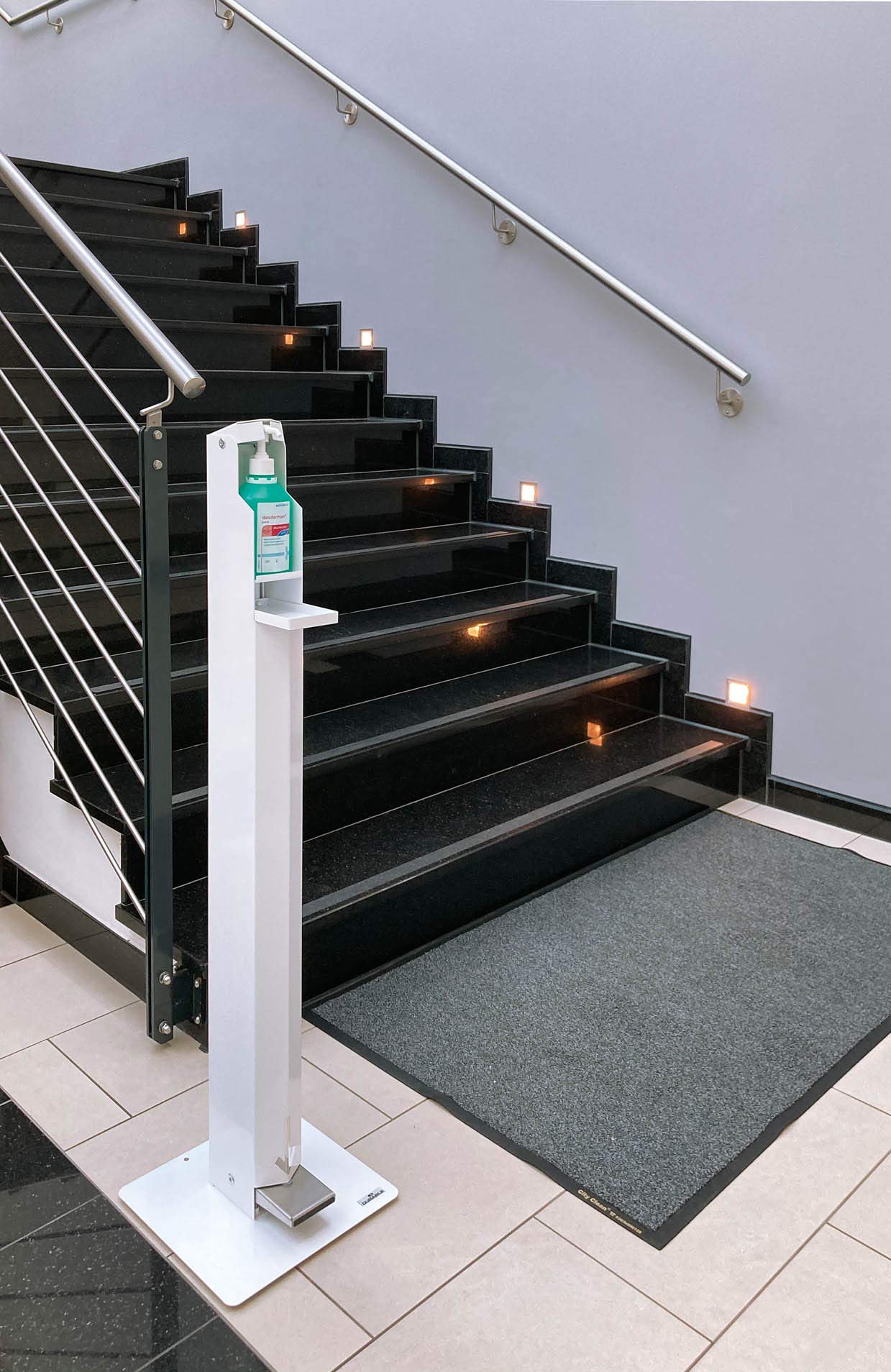 Durable Desinfektionsspender Bodenständer mit Fußpedal, inkl. Tropfschale, flexible Anpassung an Flaschengrößen bis 500 ml, weiß, 589502