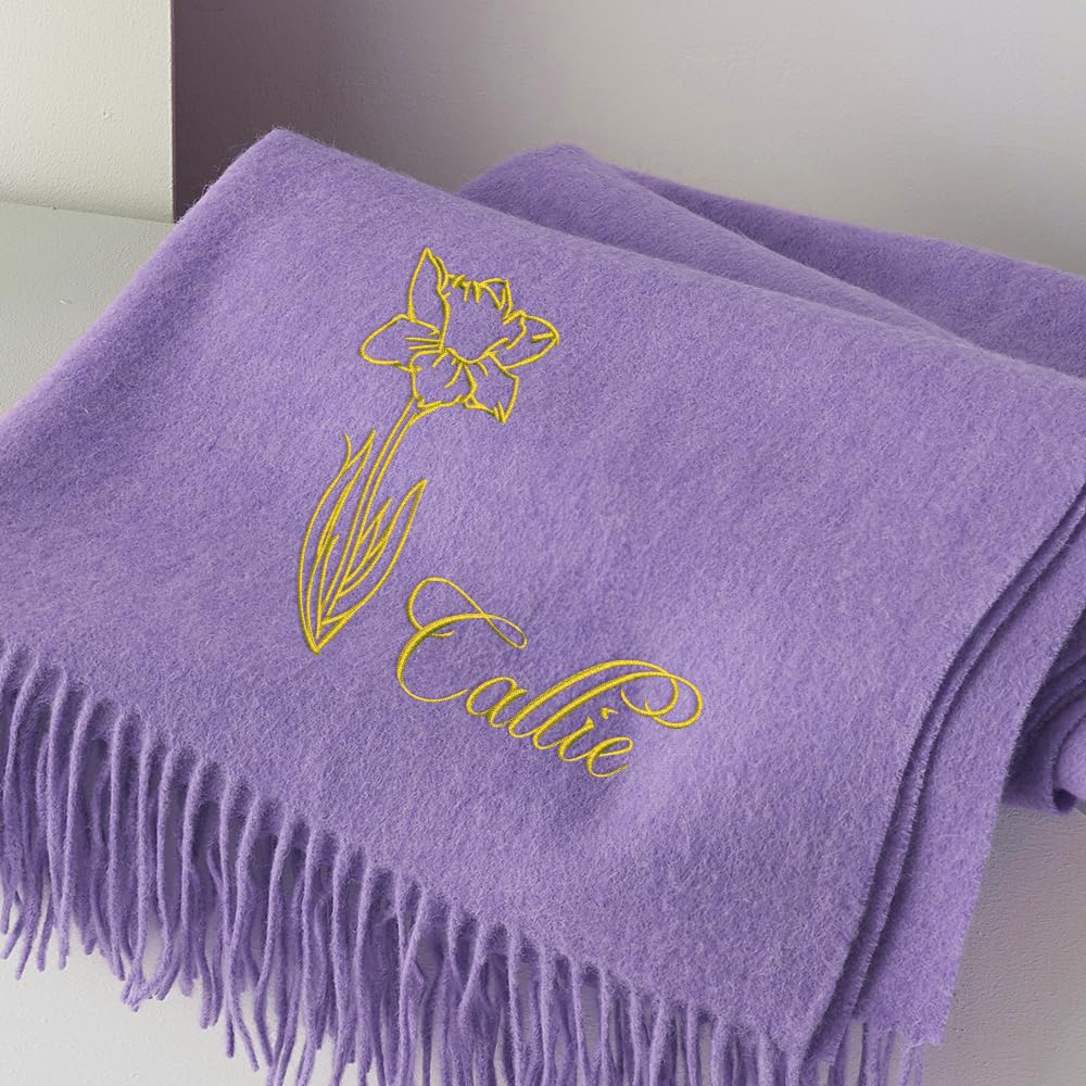 callie Écharpe d'hiver personnalisée pour homme/femme, fleur de naissance brodée personnalisée et nom, écharpe douce et chaude, 8 couleurs au choix, cadeaux d'anniversaire, cadeaux de Noël