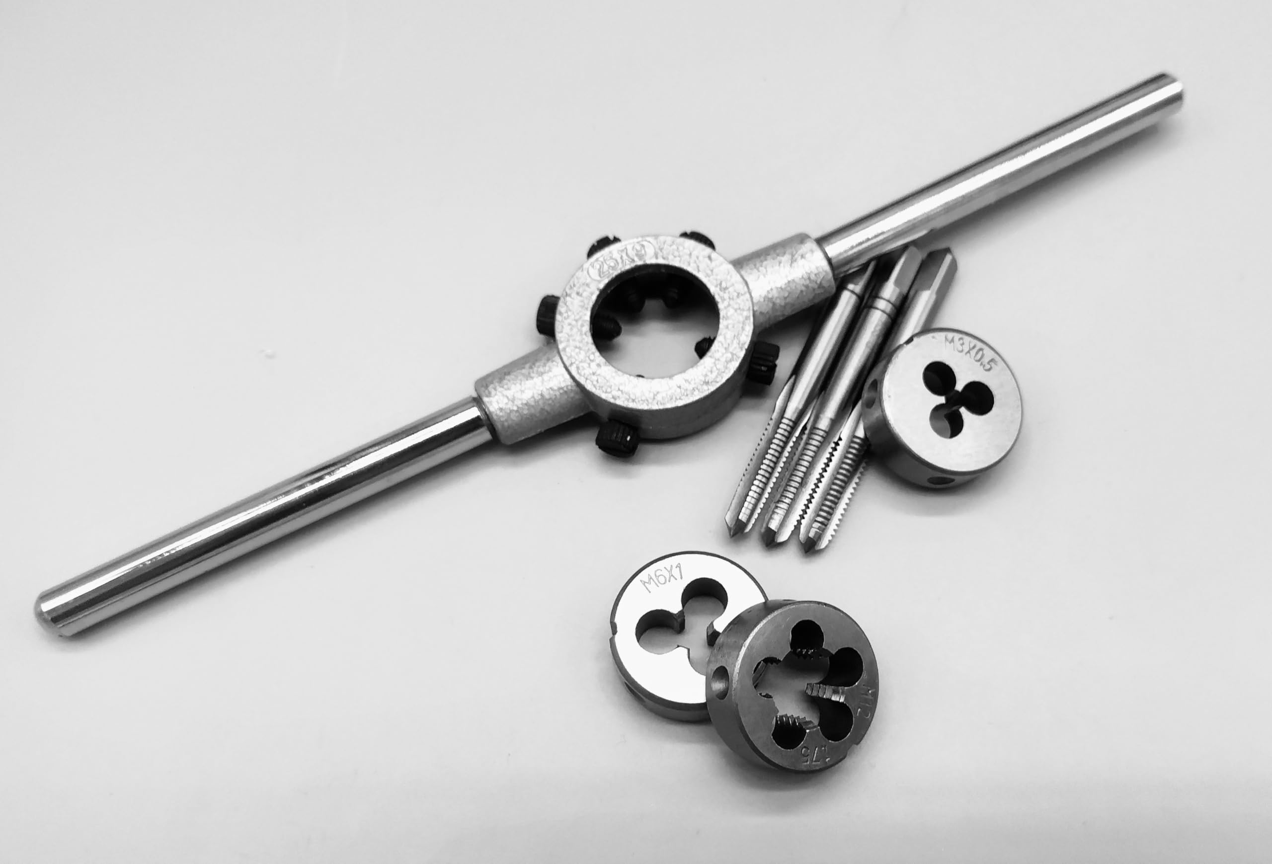 2352032 - Juego de machos de roscar (32 piezas, HSS, M3 – M12, incluye soporte para terrajas y machos de roscar, ideal para rosca interior y exterior, número de referencia: 2352032)