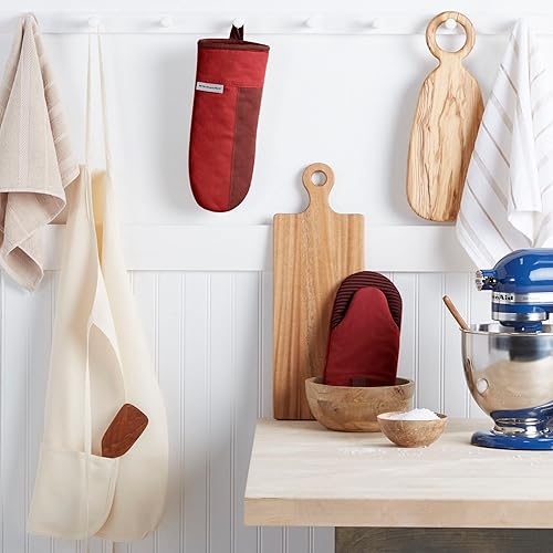 Miniatura 9 de KitchenAid Beacon - Juego de guantes de horno antideslizantes de dos tonos, batidobeige, 5.75 x 13 pulgadas, 2 piezas