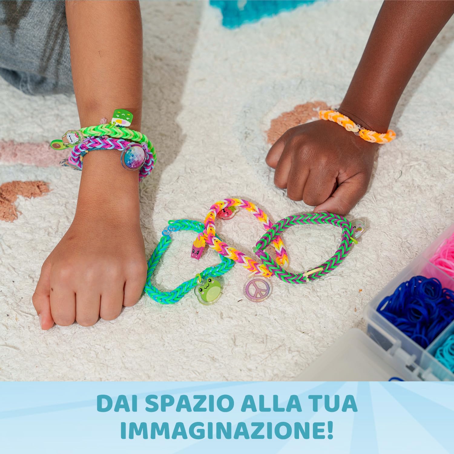 Bandai - Rainbow Loom Boutique – Set Automatico per Creare Braccialetti con Elastici - Hobby Creativo - Contiene 4000 Elastici, Ganci, Beadmoji, Charm - Giocattolo per Bambini dai 7 anni in su -CD0186