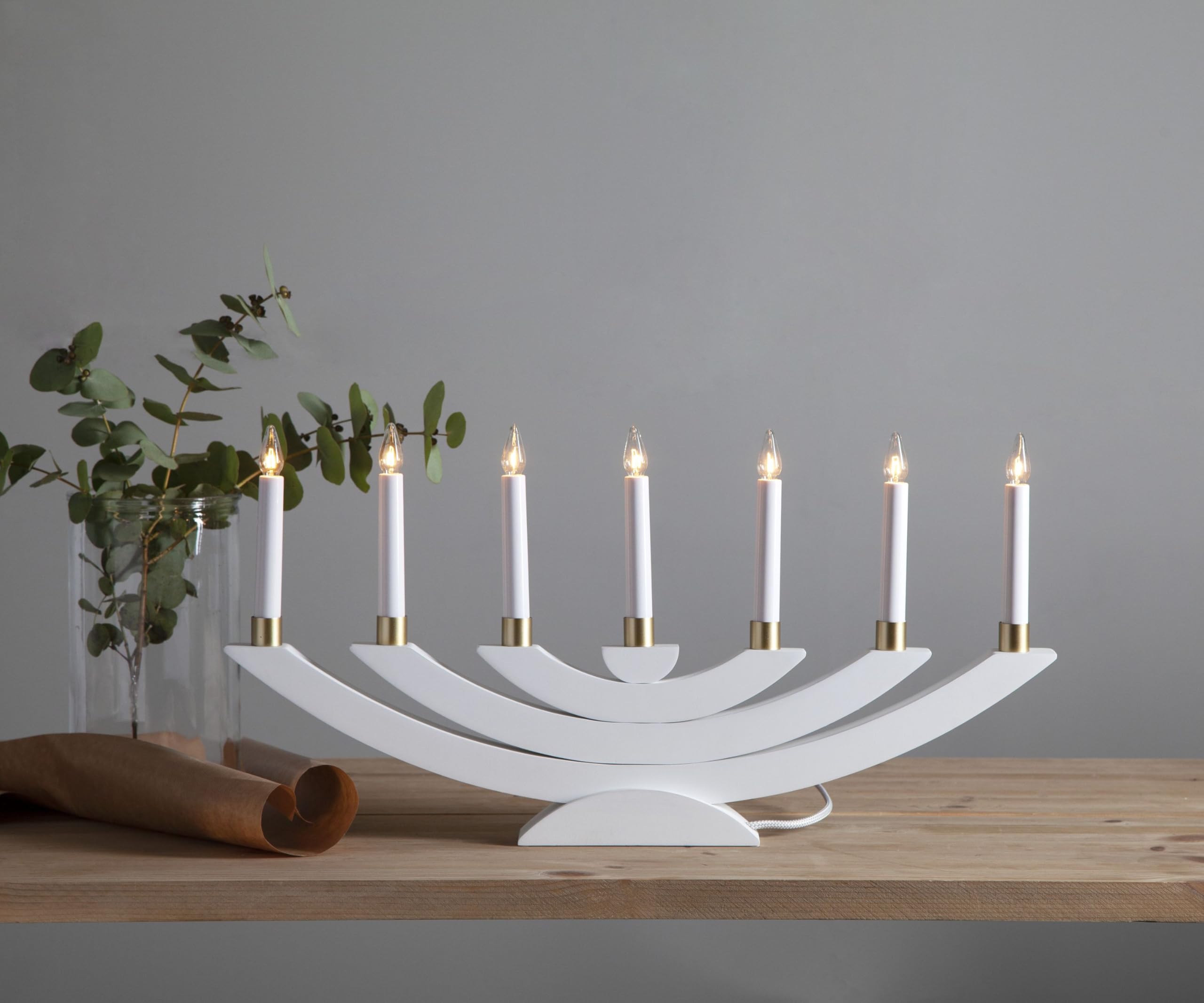 Fensterleuchter Nevida von Star Trading, Kerzenständer mit 7 Glühbirnen E10 warmweiß, Weihnachtsdeko aus Holz in Weiß, Kabelschalter, Länge: 37,5 cm