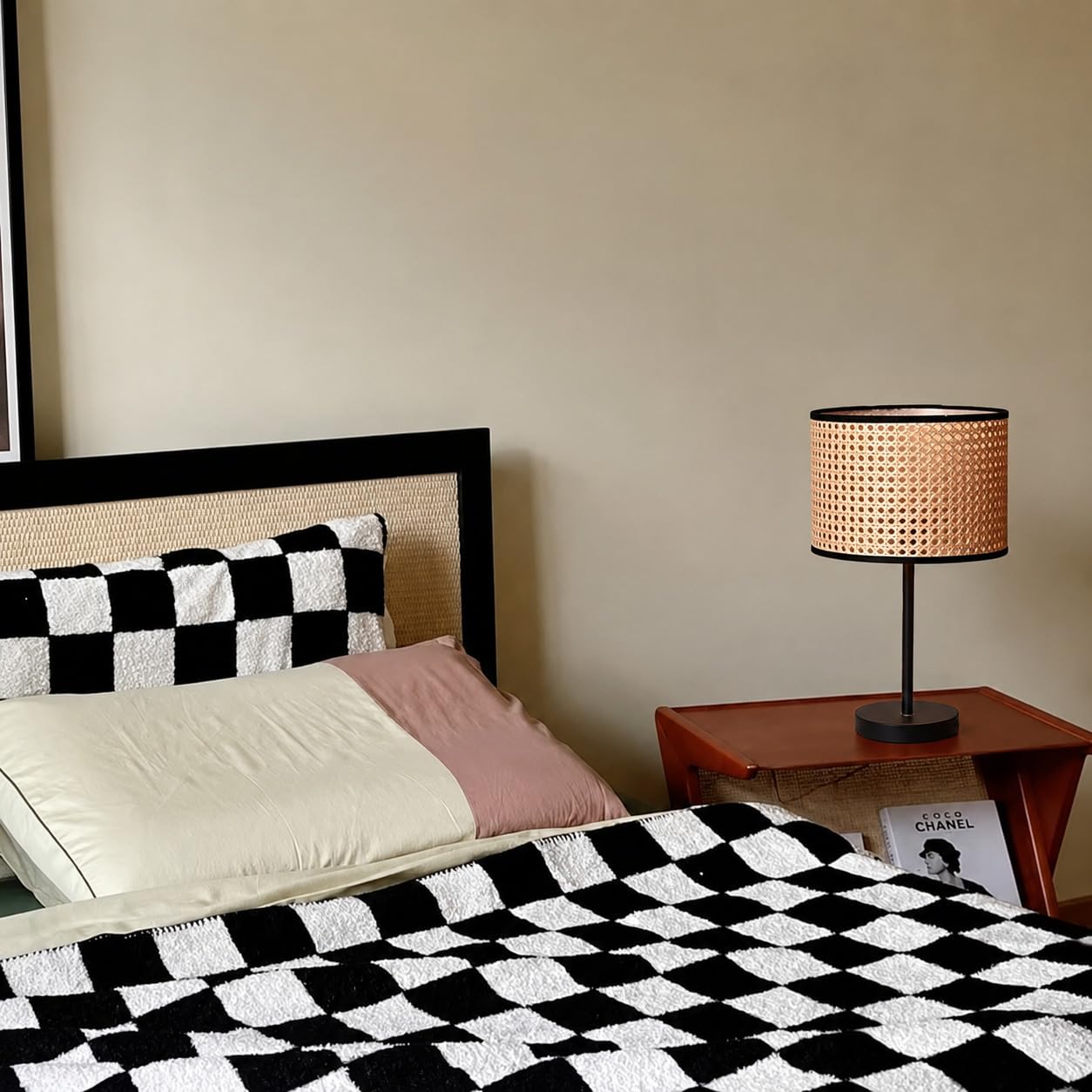 Lámpara de mesa de ratán hecha a mano Wabi-Sabi Style Pantalla de ratán Luz de noche Lámpara de noche Lámpara de mesa decorativa creativa para dormitorio, sala de estar