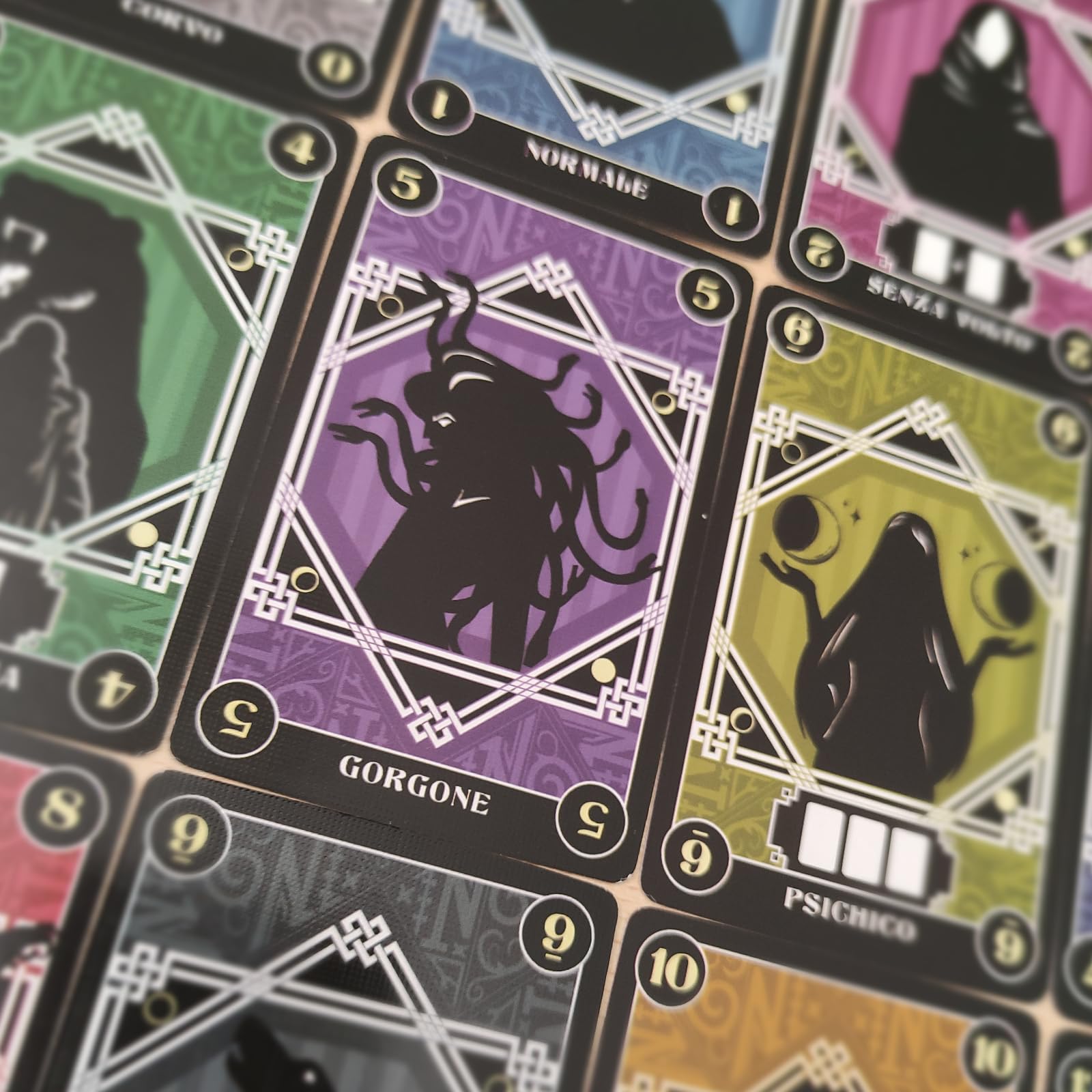 Cranio Creations - Wednesday, Creatures and Outcasts - The Official Card Game - Italian Edition, Black, 12 cm x 3.5 cm x 0.1 cm - Image 3