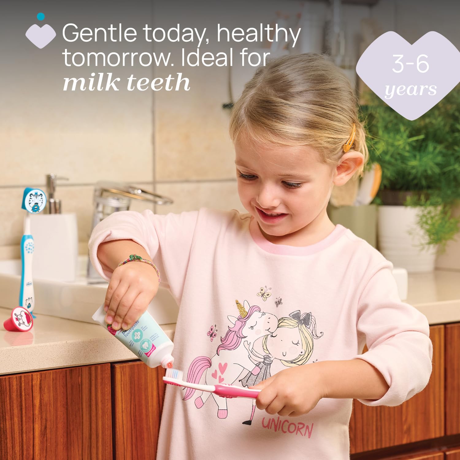 Chicco Set 2 Spazzolini da Denti per Bambini con Ventosa, Testina Arrotondata, Setole Morbide Delicate su Gengive e Dentini, Ampio Manico Antiscivolo, Coprisetole Incluso, 3-6 Anni, 2 Pezzi, Bimbo