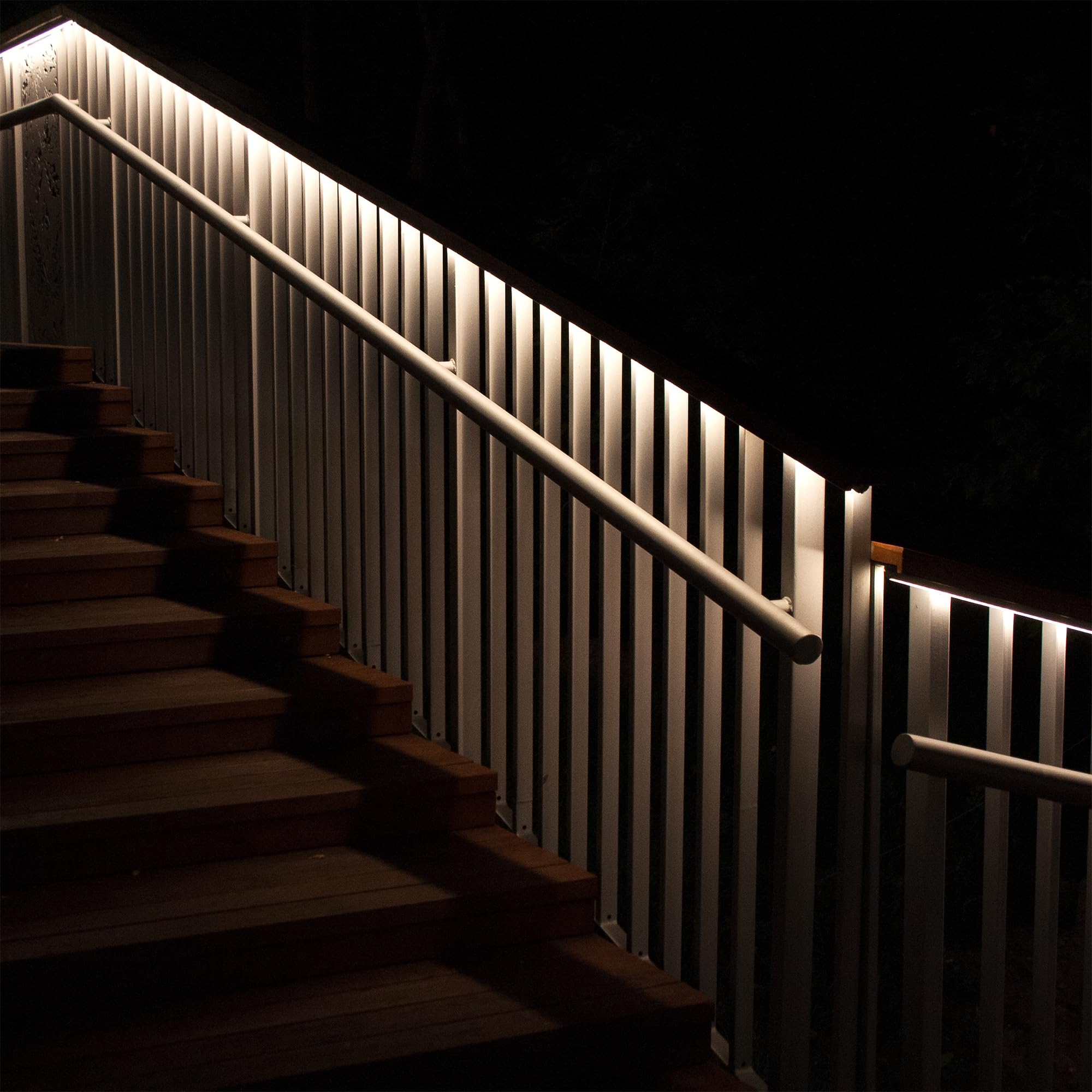 LightsOn Strip 2.5m Lichtstreifen Plug & Play LED Gartenbeleuchtung: 12V-System, Flexibles & Dimmbares Warmweißes Licht, Einfach zu montieren & Ausbauen, für Altane, Treppen & Kanten
