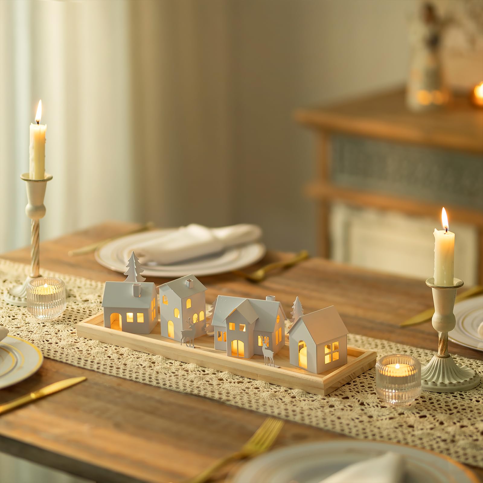 Sziqiqi Christmas Village Decorazione Natalizia: 4 Portacandele a Casa in Metallo con 4 Candele LED - Set Scenario Invernale con Vassoio in Legno per Decorazione Casa Regalo
