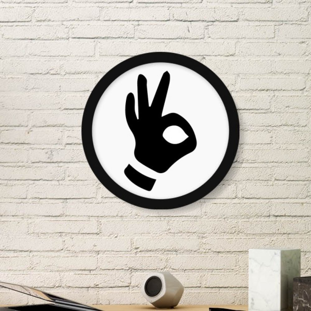 Cadre photo rond noir motif geste ok pour décorer un salon moderne