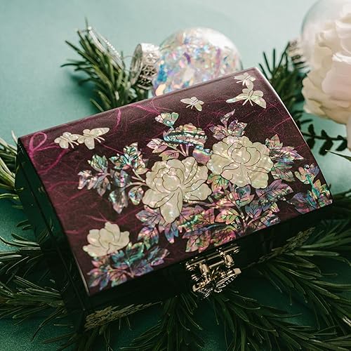 Vista 4 de Joyero de February Mountain en nácar - Elegante recuerdo lacado en púrpura con diseño de peonía y mariposa, interior de terciopelo rojo - Regalo