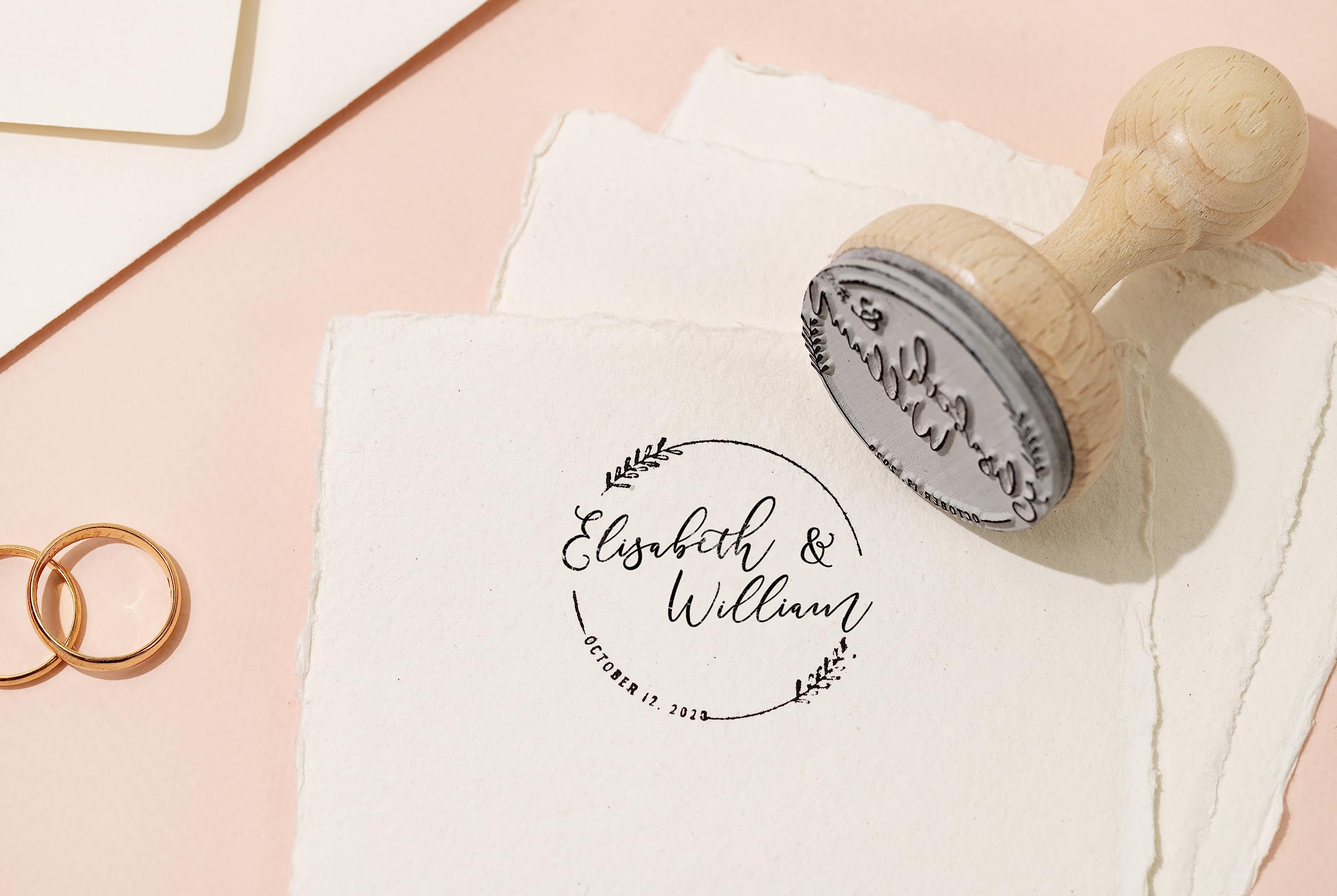 Stamp by Me | Sello Personalizado para Boda | 12 Diseños Exclusivos | Sello de Madera | Ideal para Sobres e Invitaciones de Boda | Tampón de Tinta | Nombres y Fecha |Corona de Círculos y Flores Boho