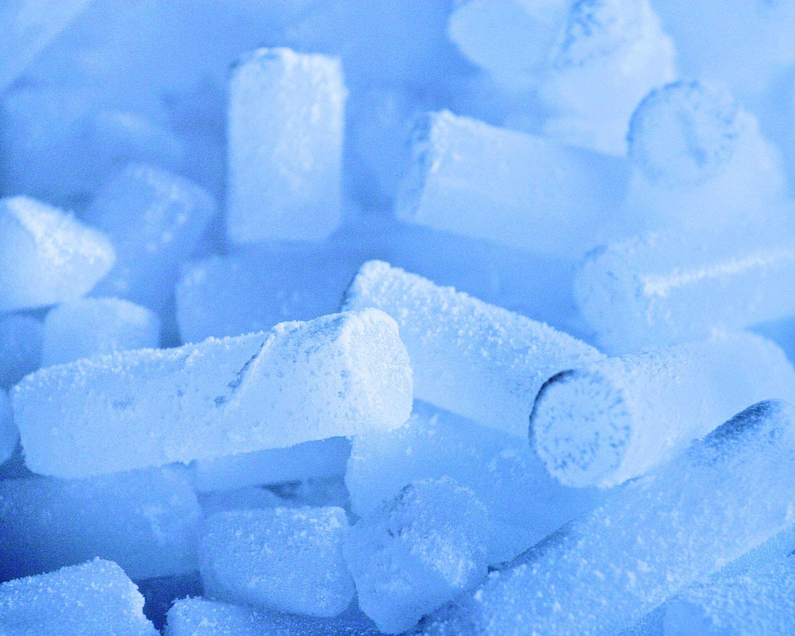 Ghiaccio secco in pezzi da 10 mm, confezione da 10 kg per gastronomia E290 Attenzione: leggere le istruzioni del prodotto e del trasporto prima di effettuare l'ordine.