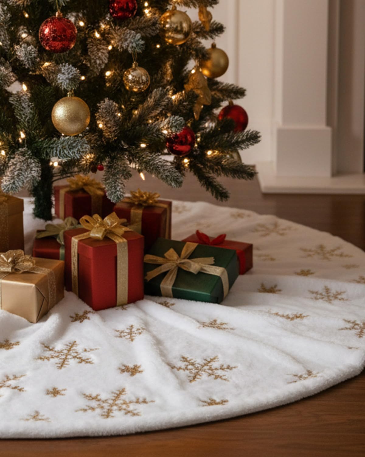 90cm Christmas Tree Skirt, Soft White Fluff & Golden Snowflake Print, Colorful and Eye-catching, High Warmth Retention Xmas Tree Mat for Home, Party, Outdoor Christmas and New Year Celebration