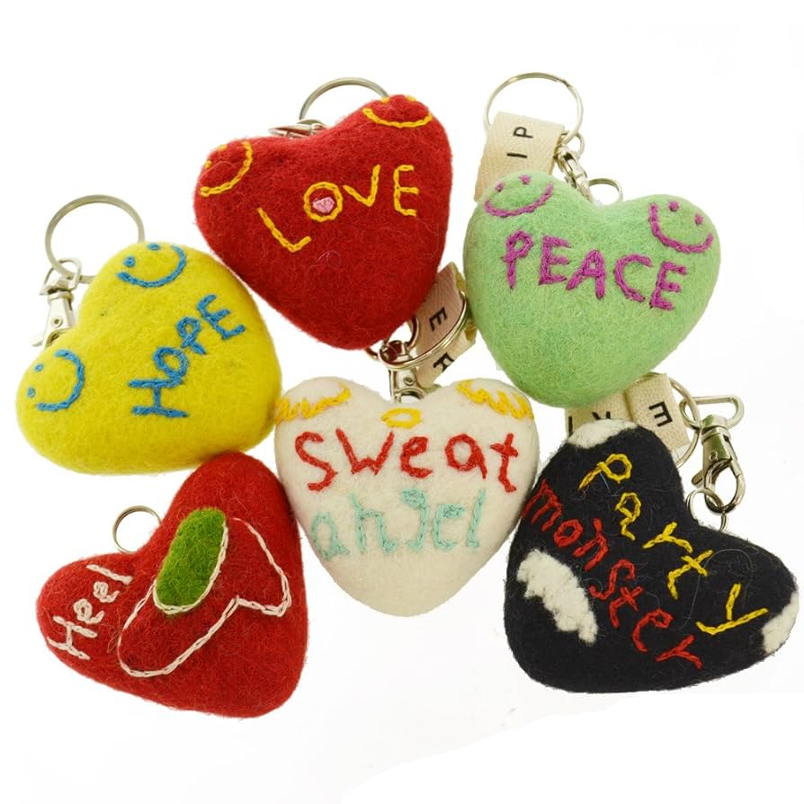 Amazon.co.jp: フェルトハート刺繍キーホルダー カラフル