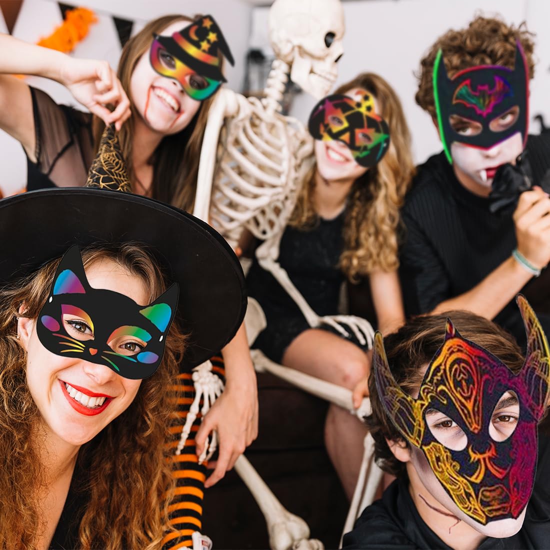 Wishstar 24 sztuki obrazków do zdrapywania na Halloween, maseczki do zdrapywania dla dzieci, maski na Halloween, zestaw do majsterkowania DIY z elastycznymi sznurkami i drewnianymi rylcami, dekoracja