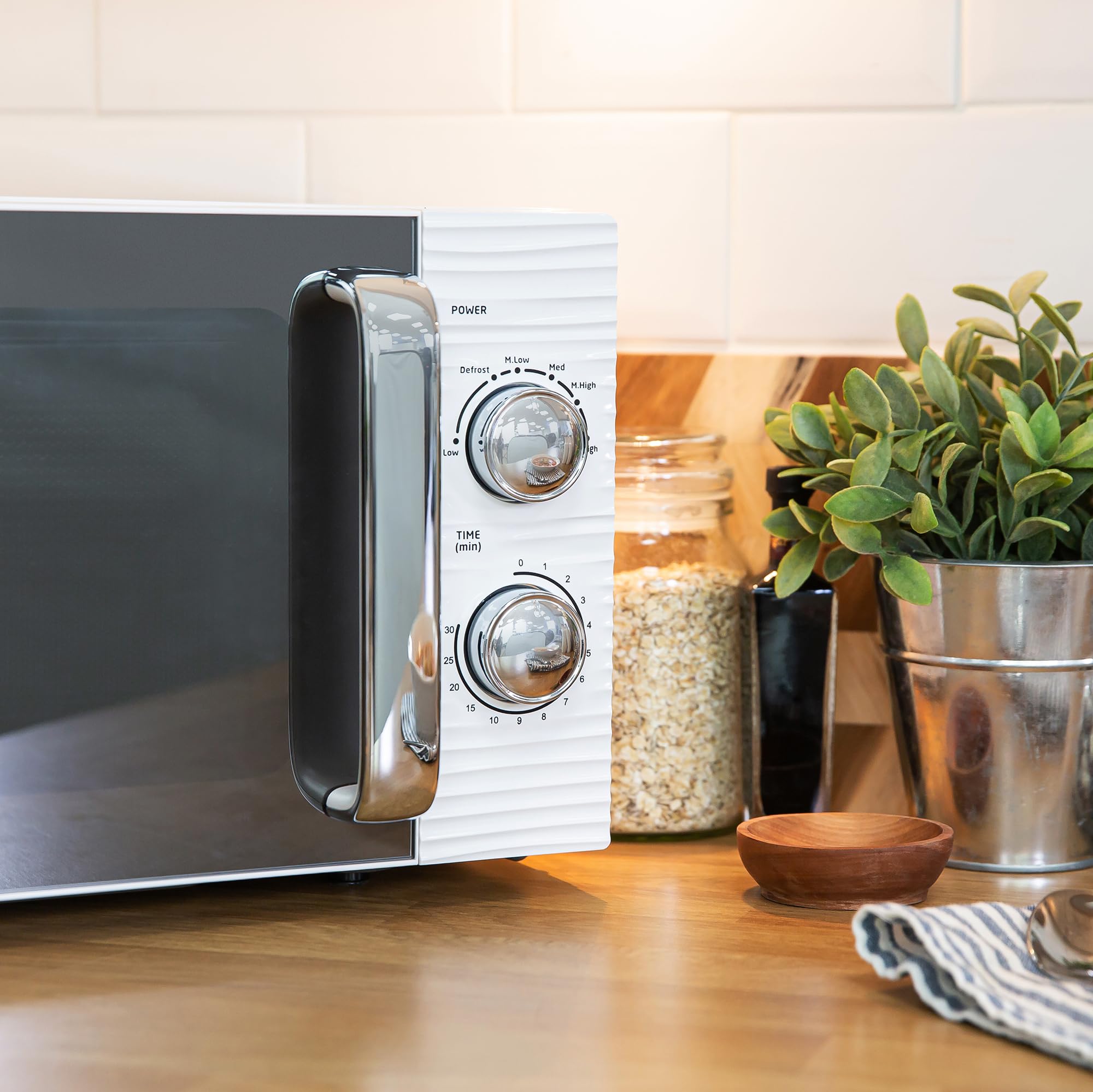 Ręczny piec mikrofalowy Russell Hobbs RHM1731 Inspire 17 l i 700 W, biały, z 5 poziomami mocy, timerem, funkcją rozmrażania, łatwy do czyszczenia.
