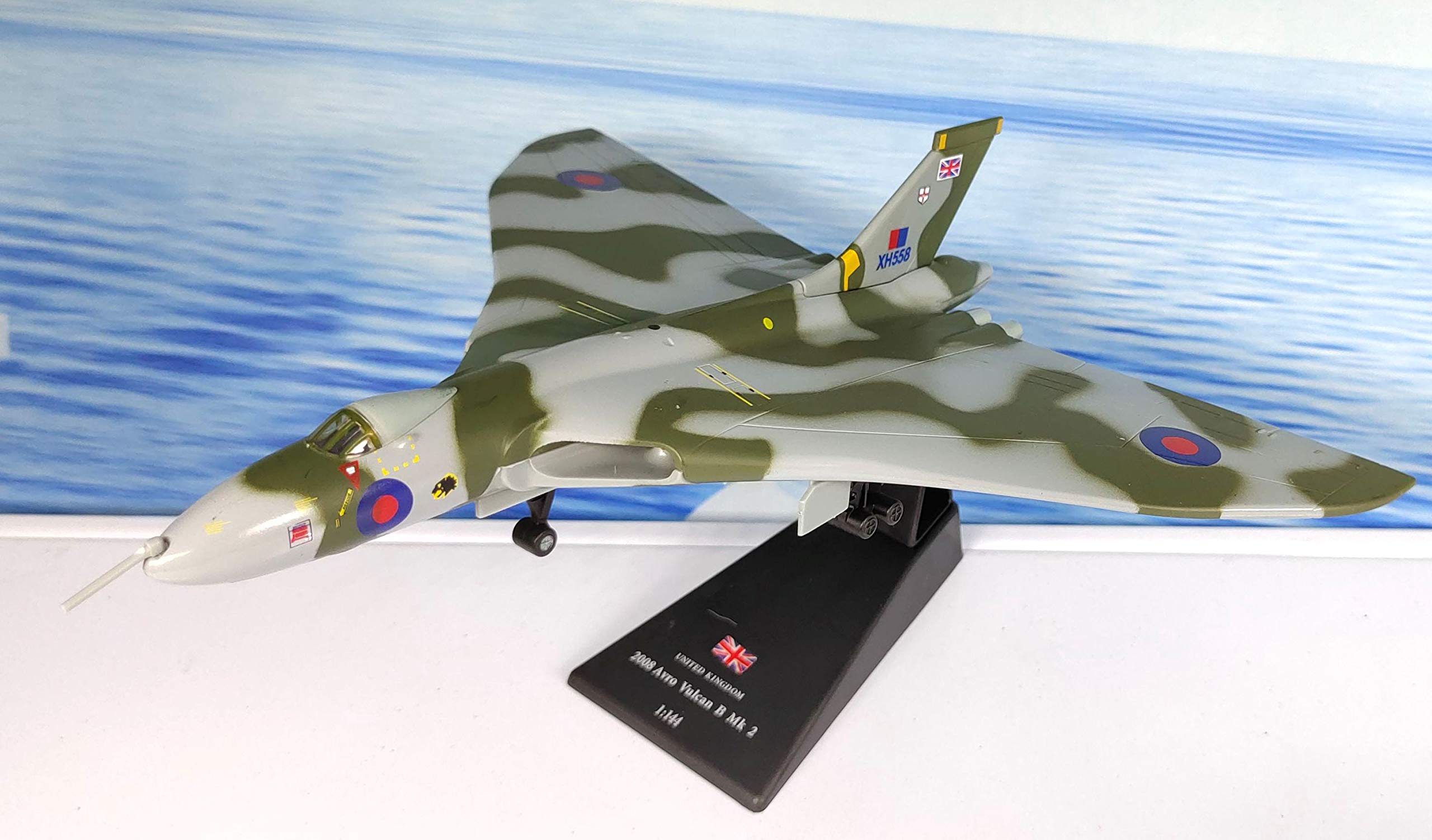AMER British Avro Vulcan Bomber 1/144 diecast Plane Model Aircraft