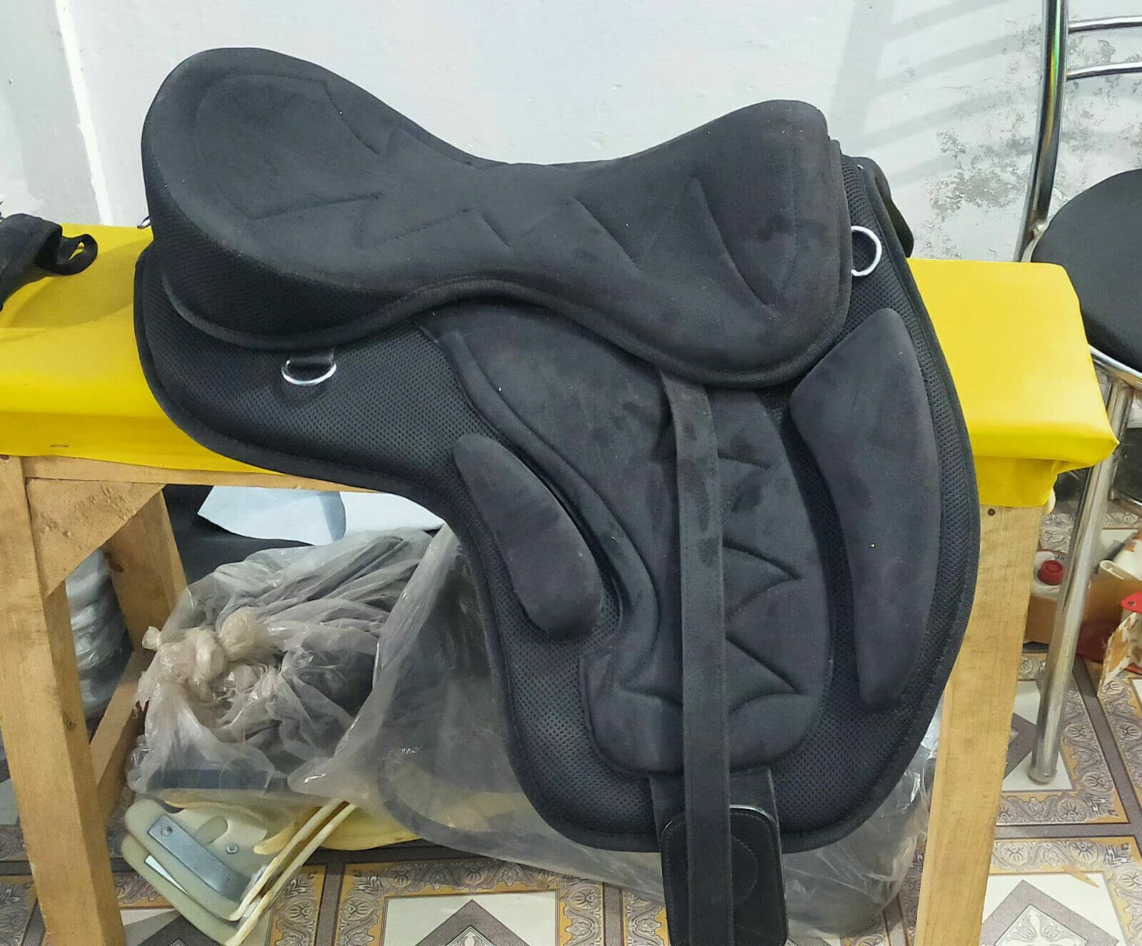 WILD RACE New ZigZag Design Treeless Synthetic Freemax Saddle + Matching Girth (12", Black) — image 1