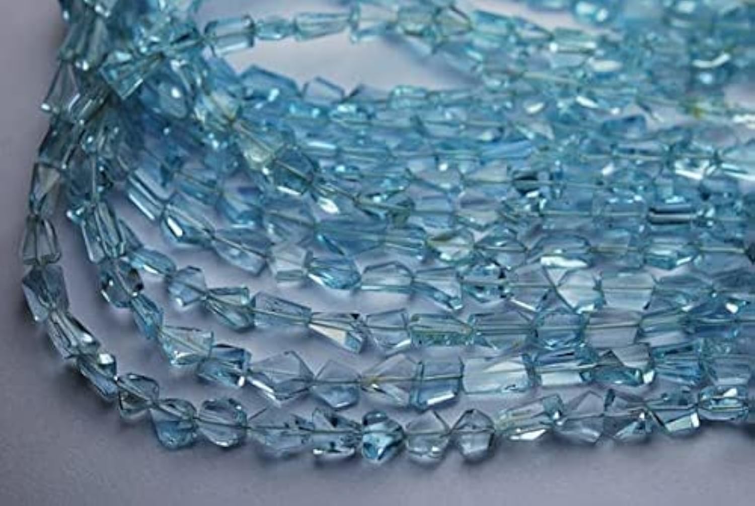 Pierres sky blue az en pépites facettées de 6-8mm sur fil de 7 pouces